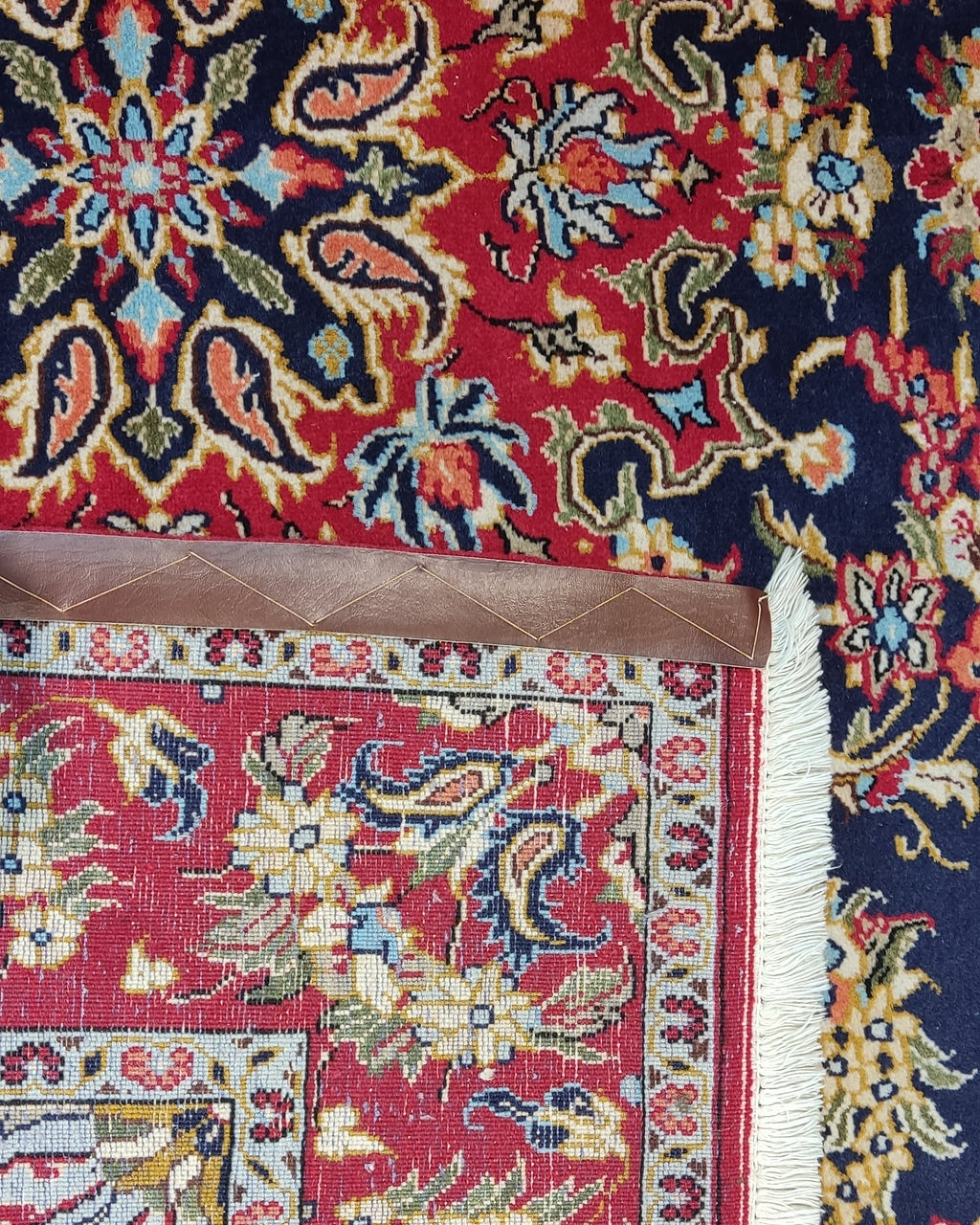 Tappeto Qom persiano annodato a mano con fondo blu notte, medaglione centrale e ricchi motivi floreali, misura 214x144 cm