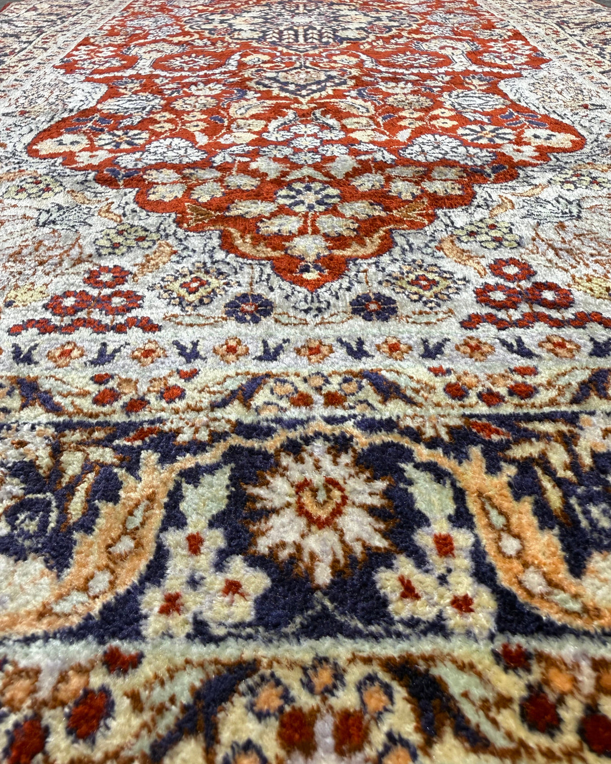 Scendiletto Berkana in seta 121 × 62 cm con motivo floreale rosso, avorio e blu