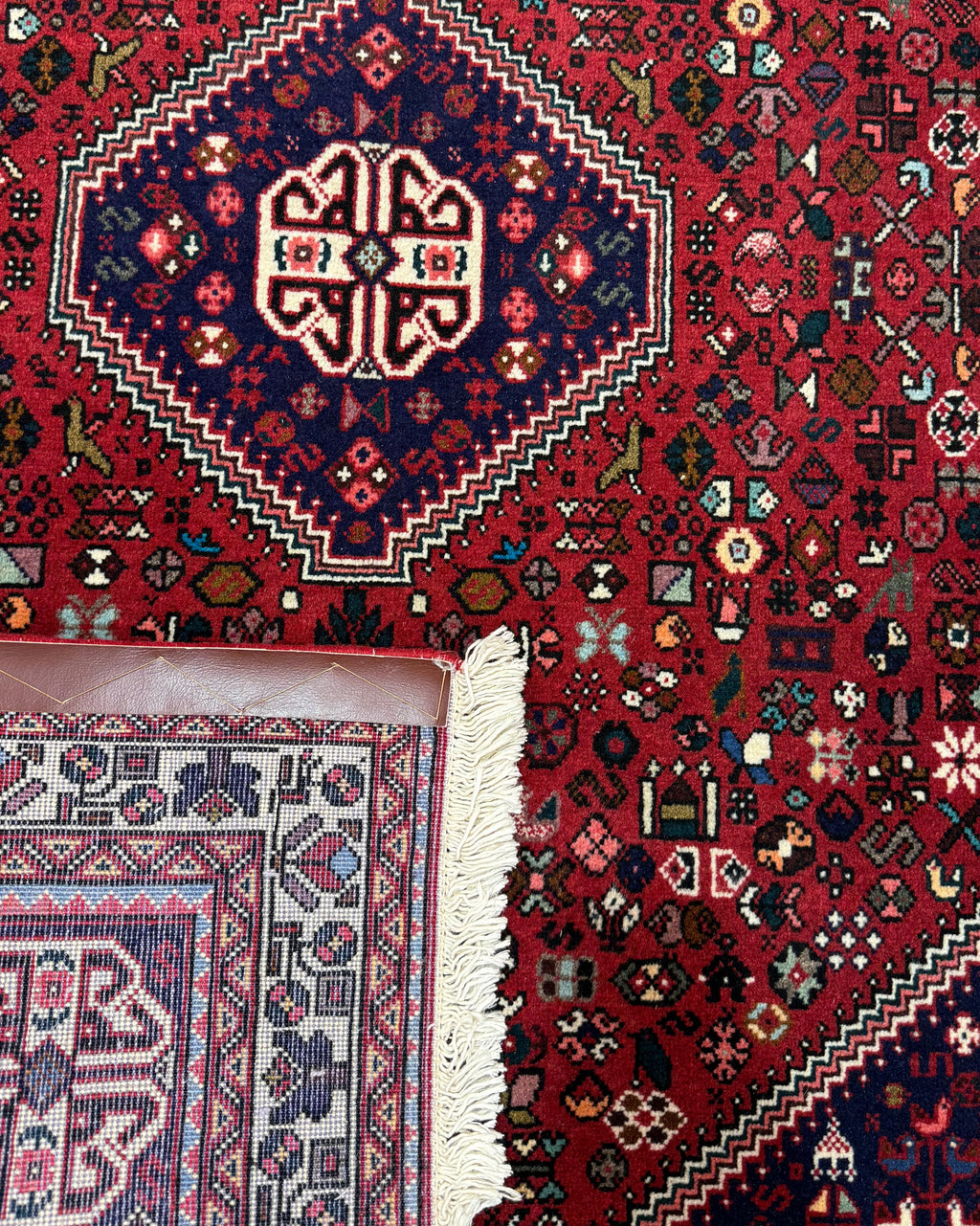 Tappeto persiano Abadeh 157x104 cm rosso con medaglione geometrico