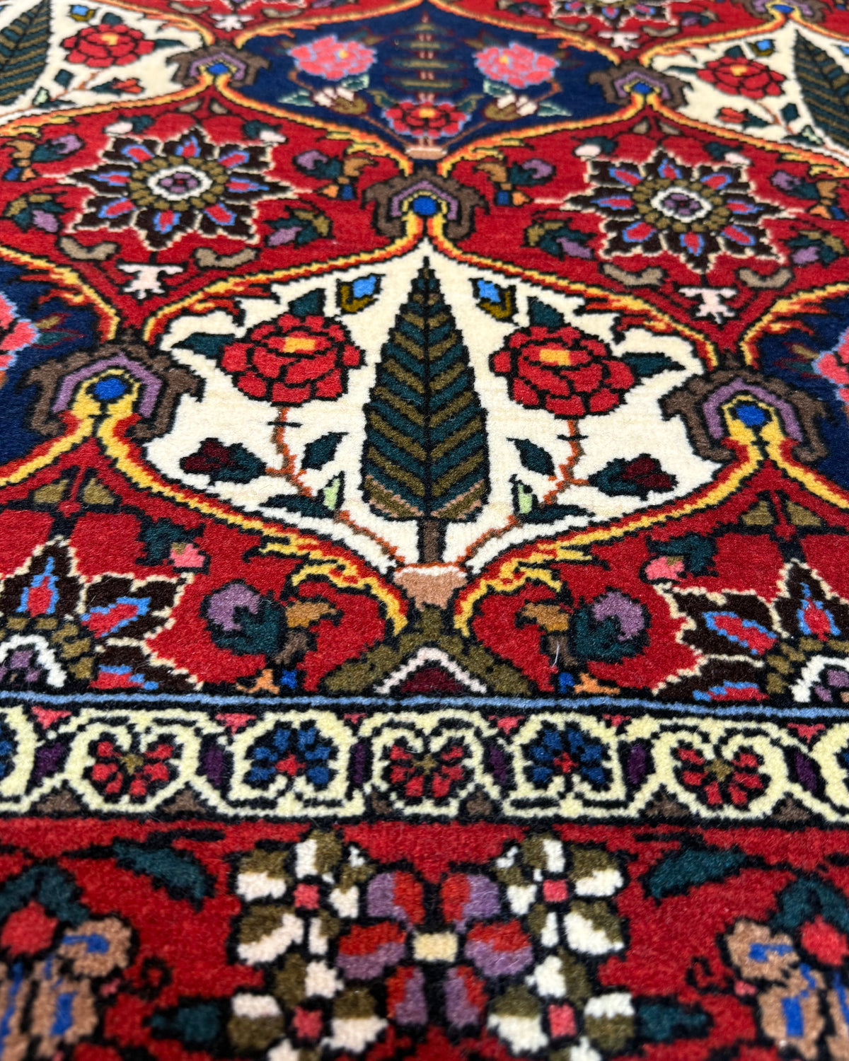 Tappeto persiano Baktiari 138x104 cm rosso e blu con motivi floreali geometrici