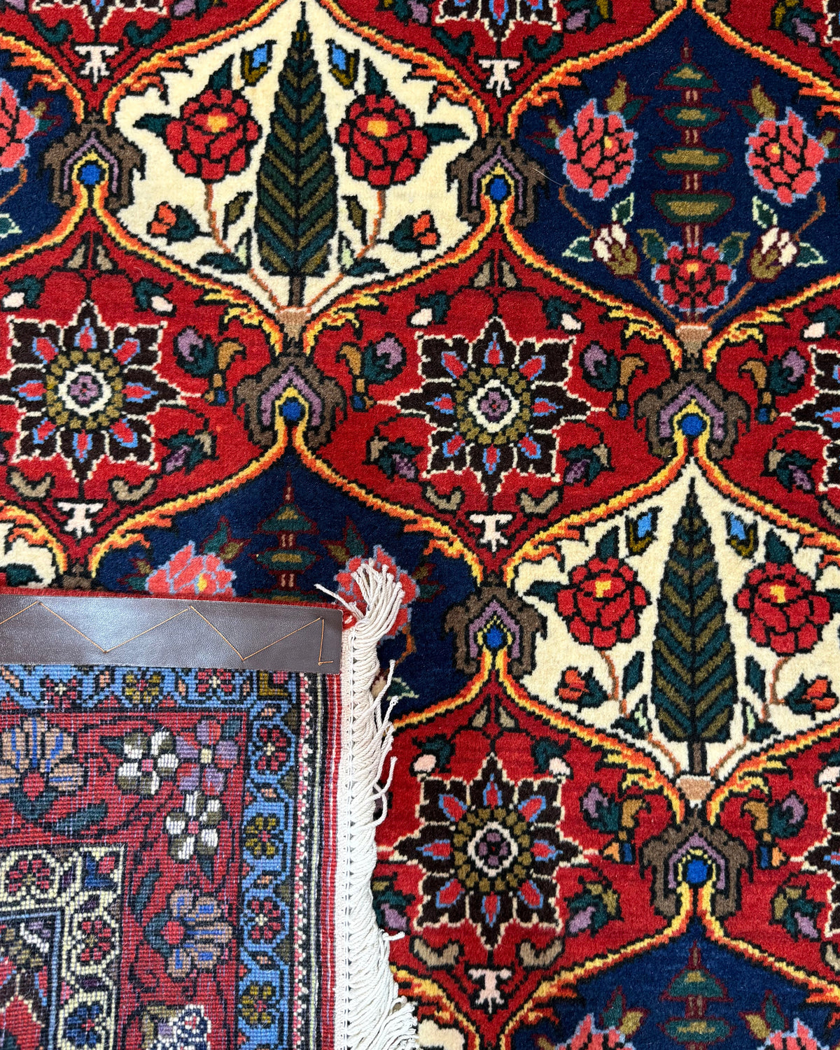 Tappeto persiano Baktiari 138x104 cm rosso e blu con motivi floreali geometrici
