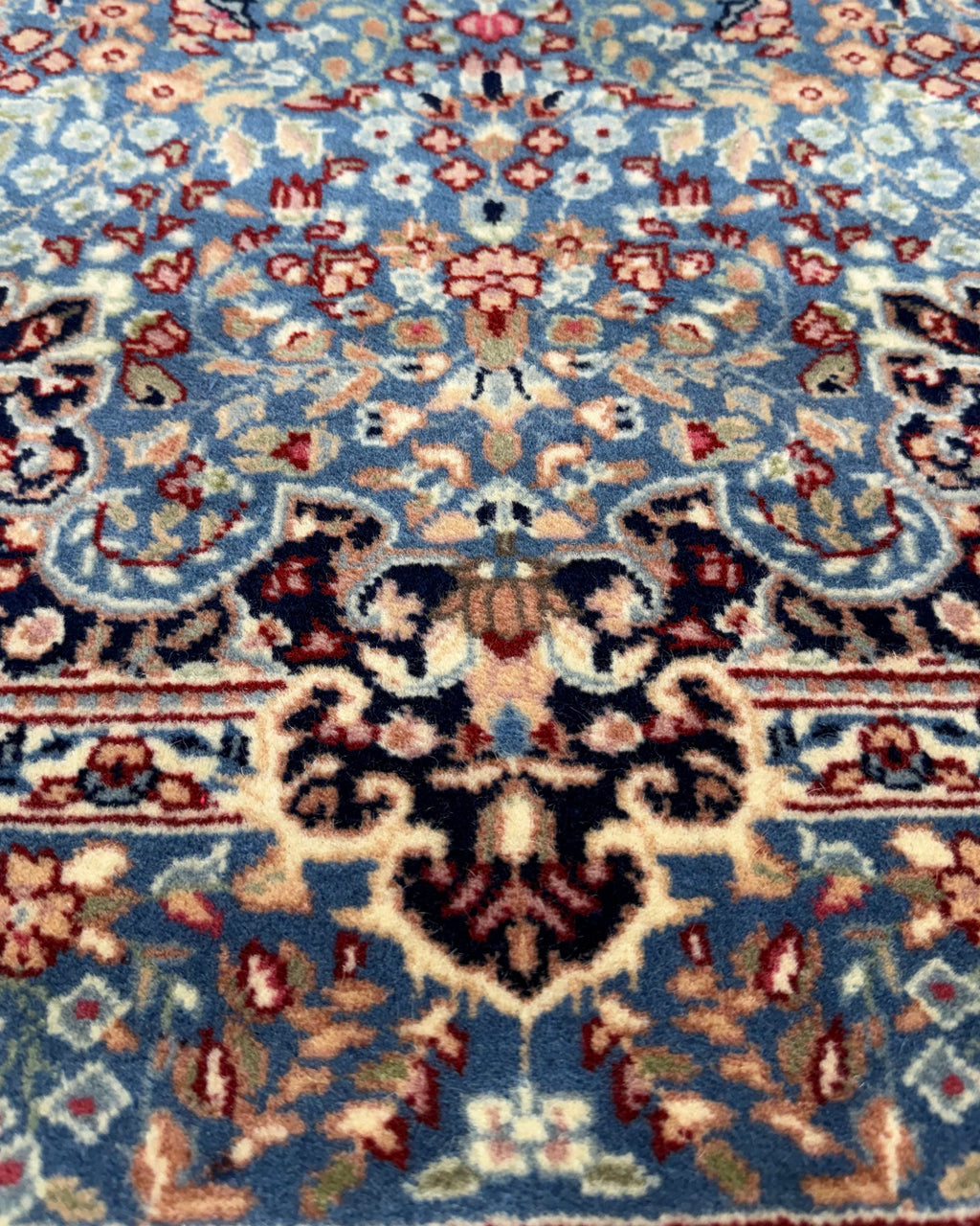 Tappeto Berkana 153x92 cm blu con medaglione centrale floreale