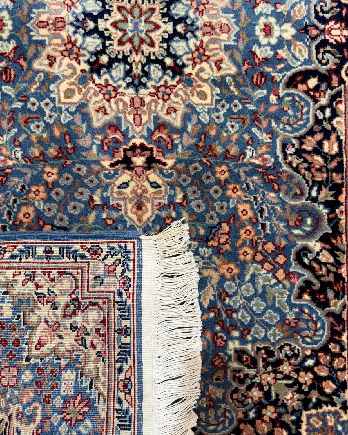 Tappeto Berkana 153x92 cm blu con medaglione centrale floreale