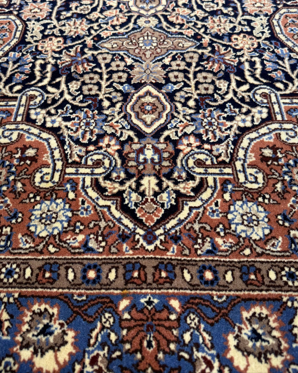 Tappeto Berkana 153x92 cm blu e marrone con medaglione centrale