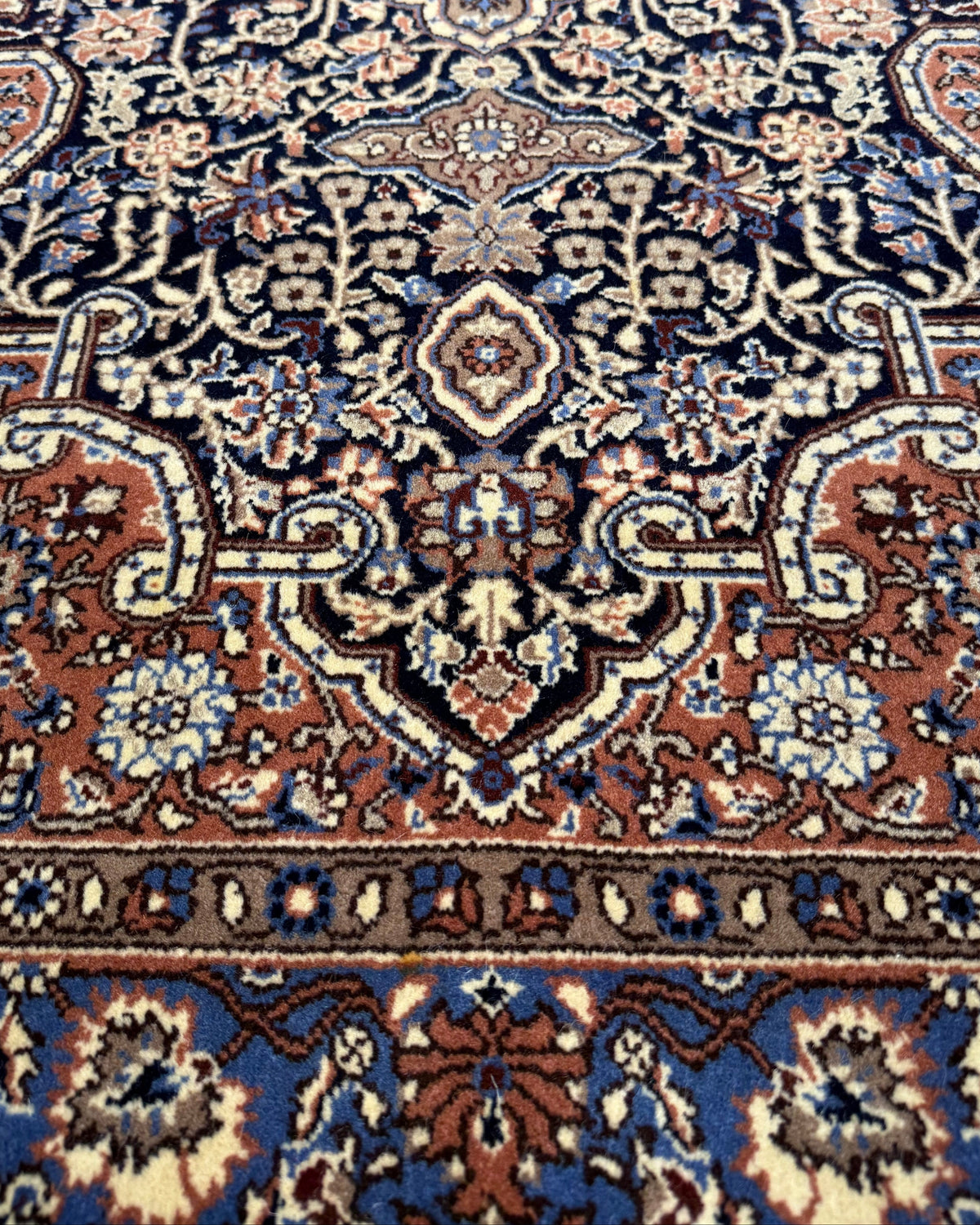 Tappeto Berkana 153x92 cm blu e marrone con medaglione centrale