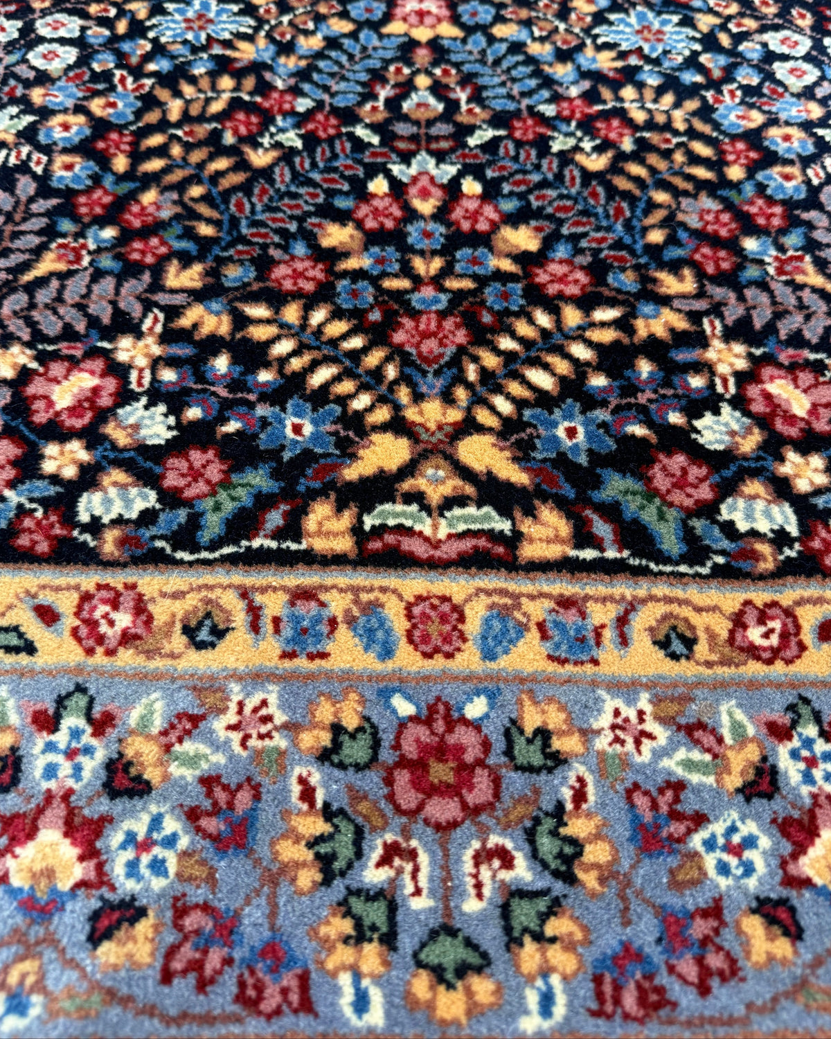 Tappeto Berkana 154x92 cm blu scuro e azzurro con medaglione centrale