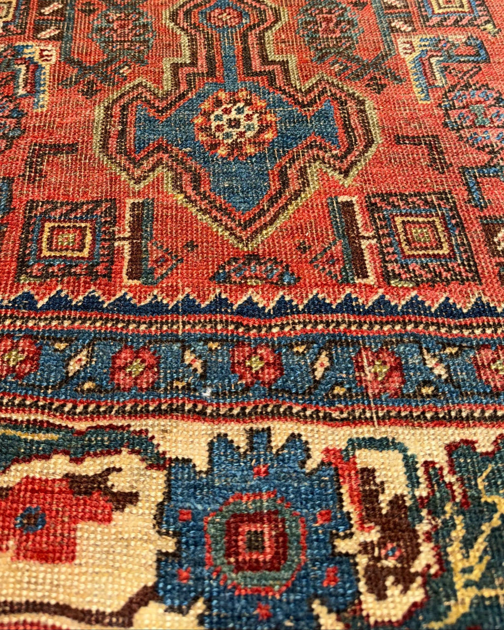 Tappeto persiano Bijar antico 133x98 cm rosso con medaglione blu