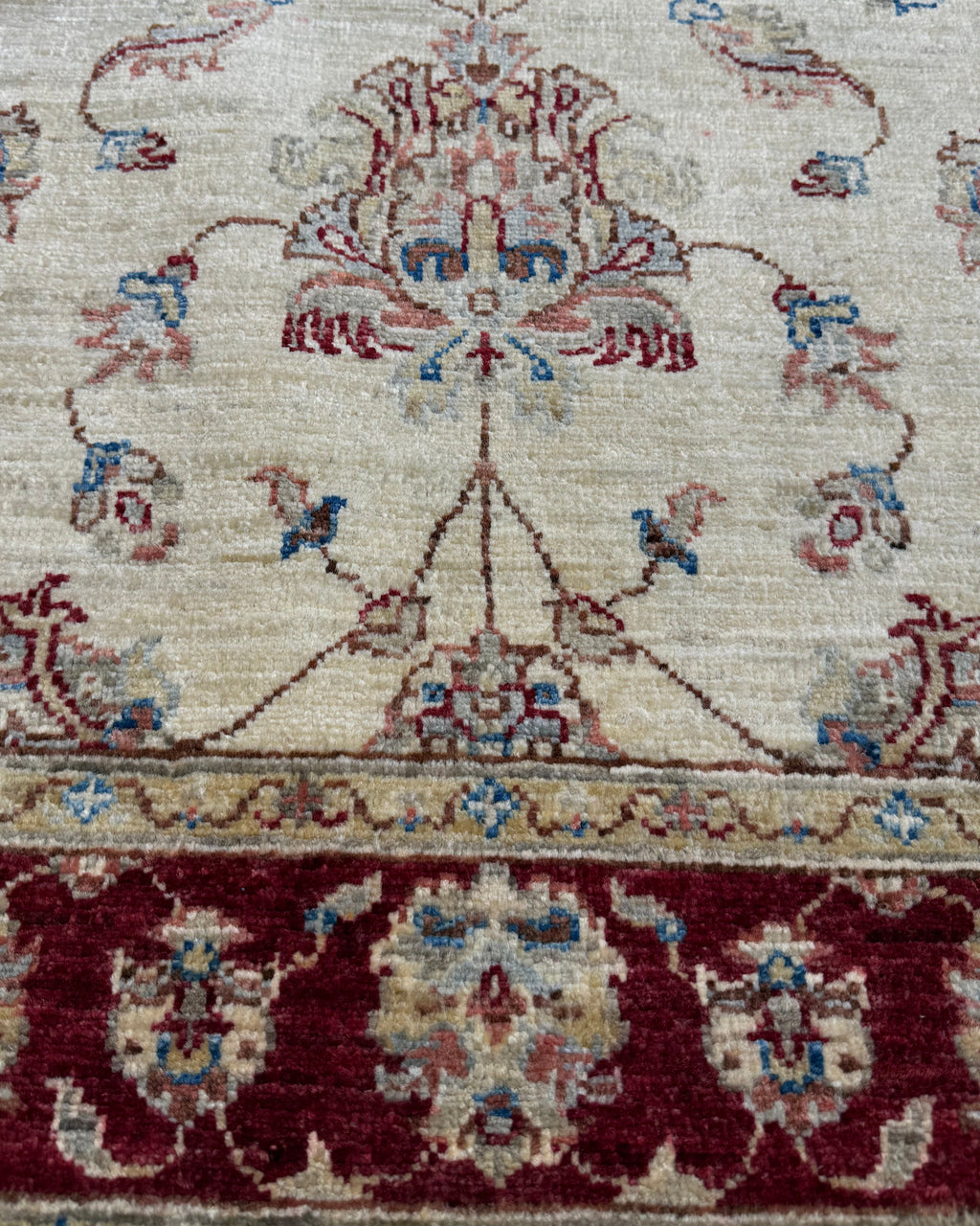 Tappeto Choobi 149x94 cm beige con bordura rosso scuro e motivi floreali