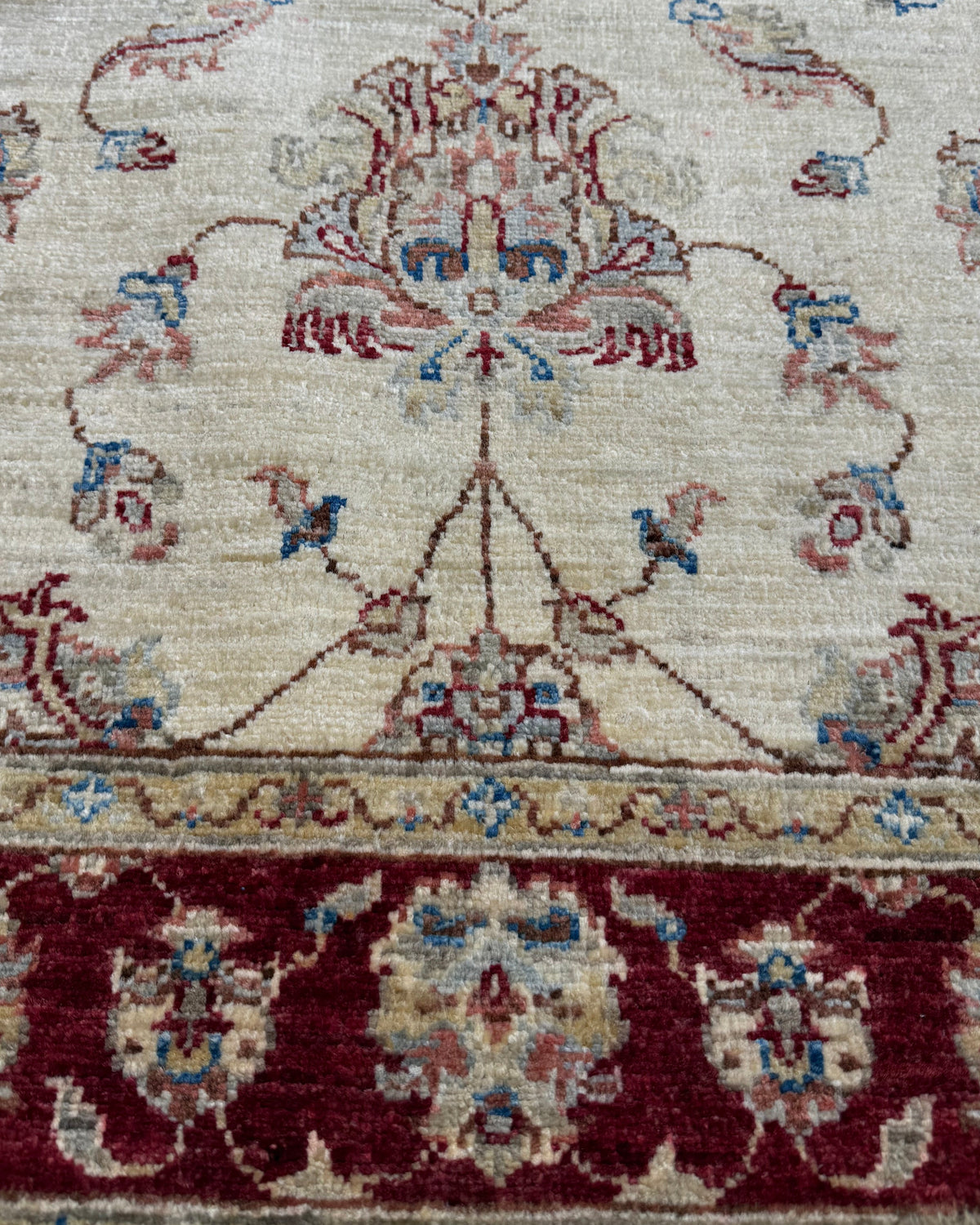 Tappeto Choobi 149x94 cm beige con bordura rosso scuro e motivi floreali