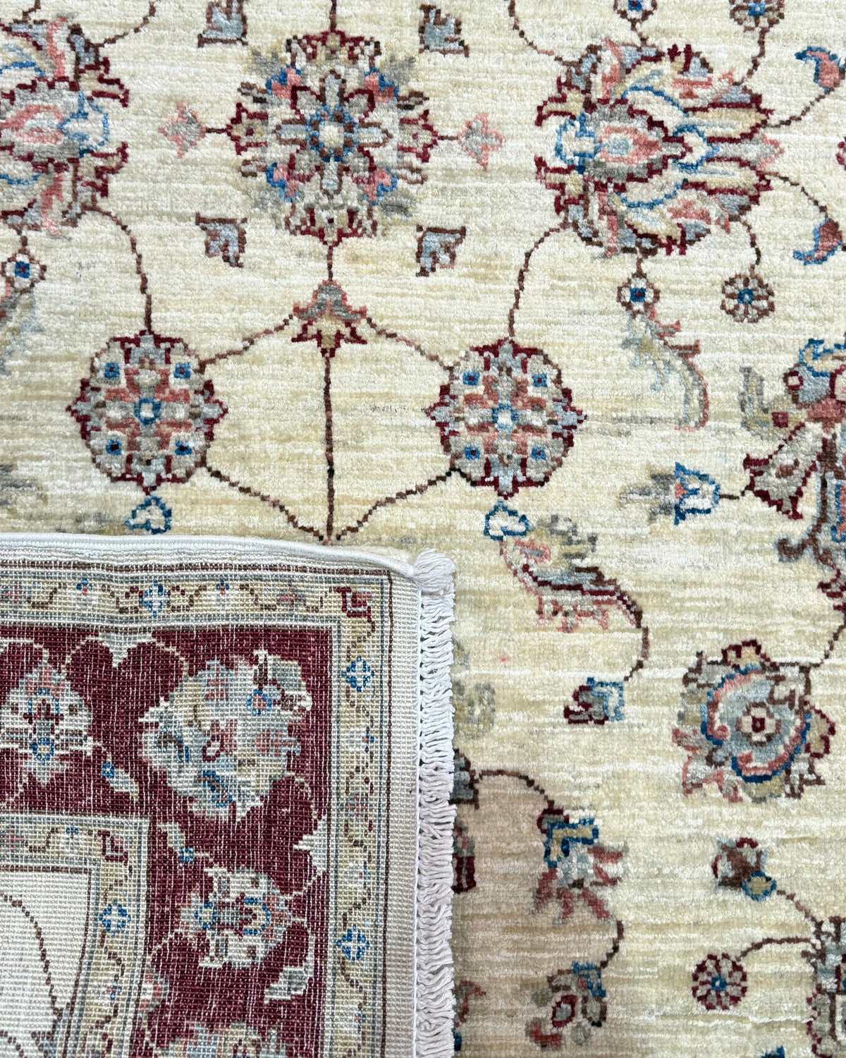 Tappeto Choobi 149x94 cm beige con bordura rosso scuro e motivi floreali