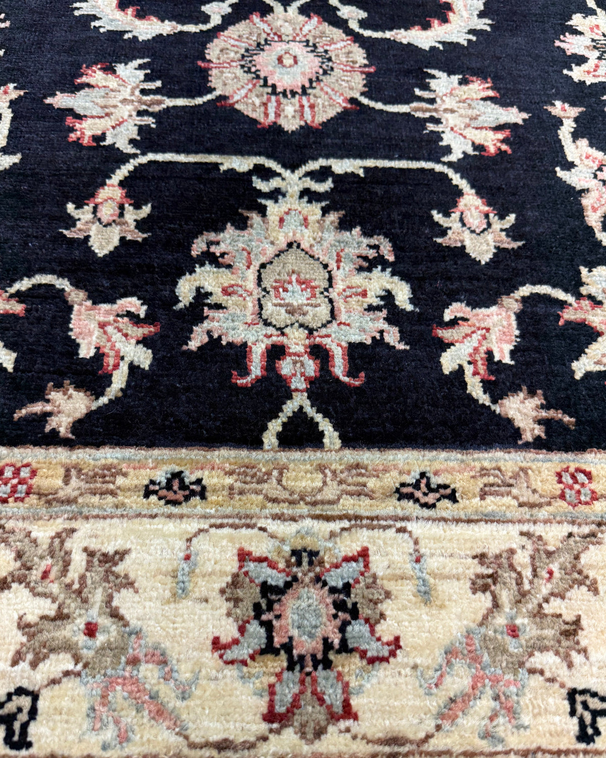 Tappeto Choobi 150x102 cm nero e beige con motivi floreali