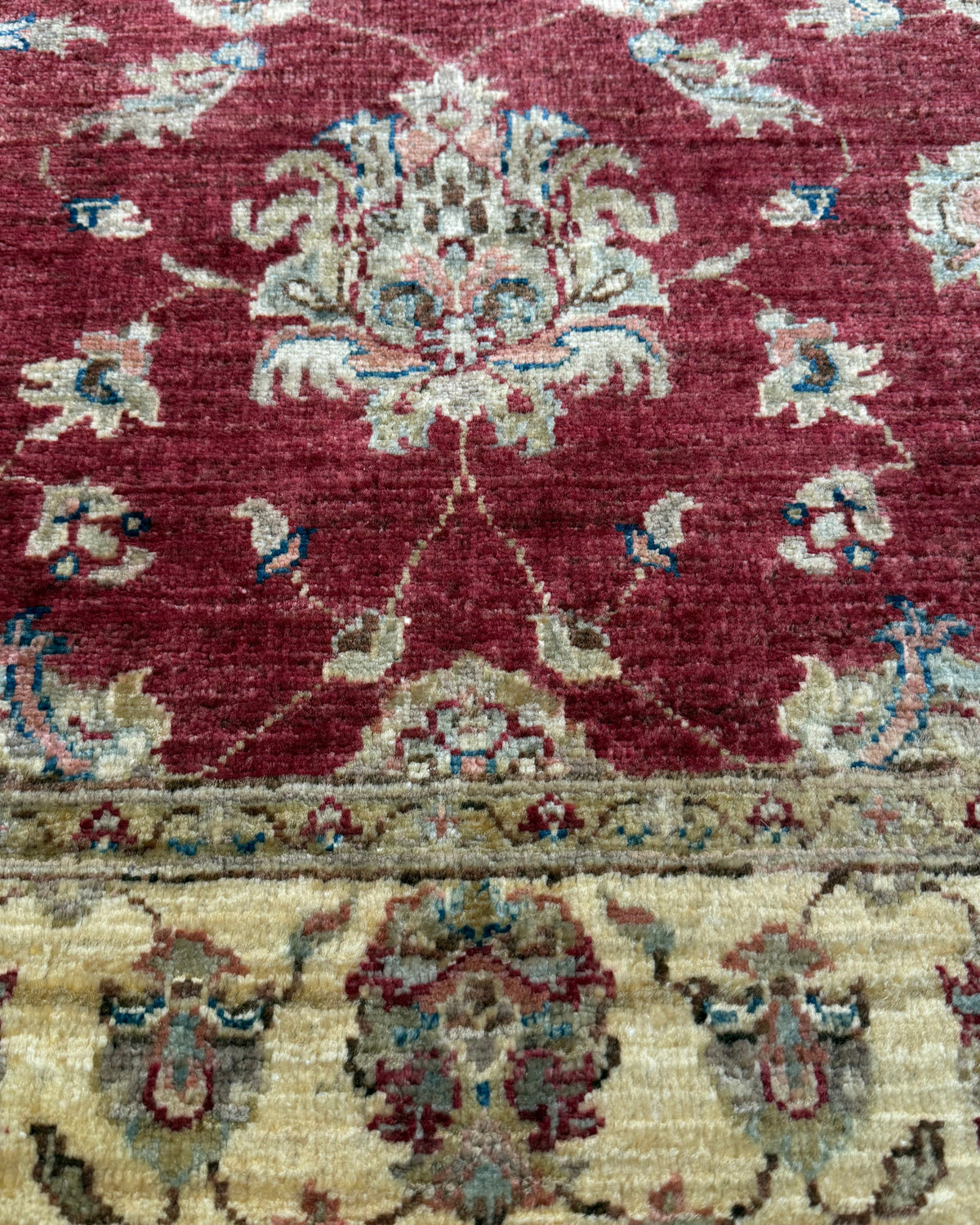 Tappeto Choobi 151x99 cm rosso con motivi floreali e bordura avorio