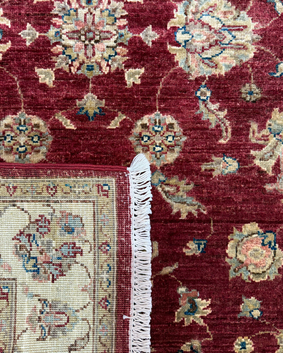 Tappeto Choobi 151x99 cm rosso con motivi floreali e bordura avorio