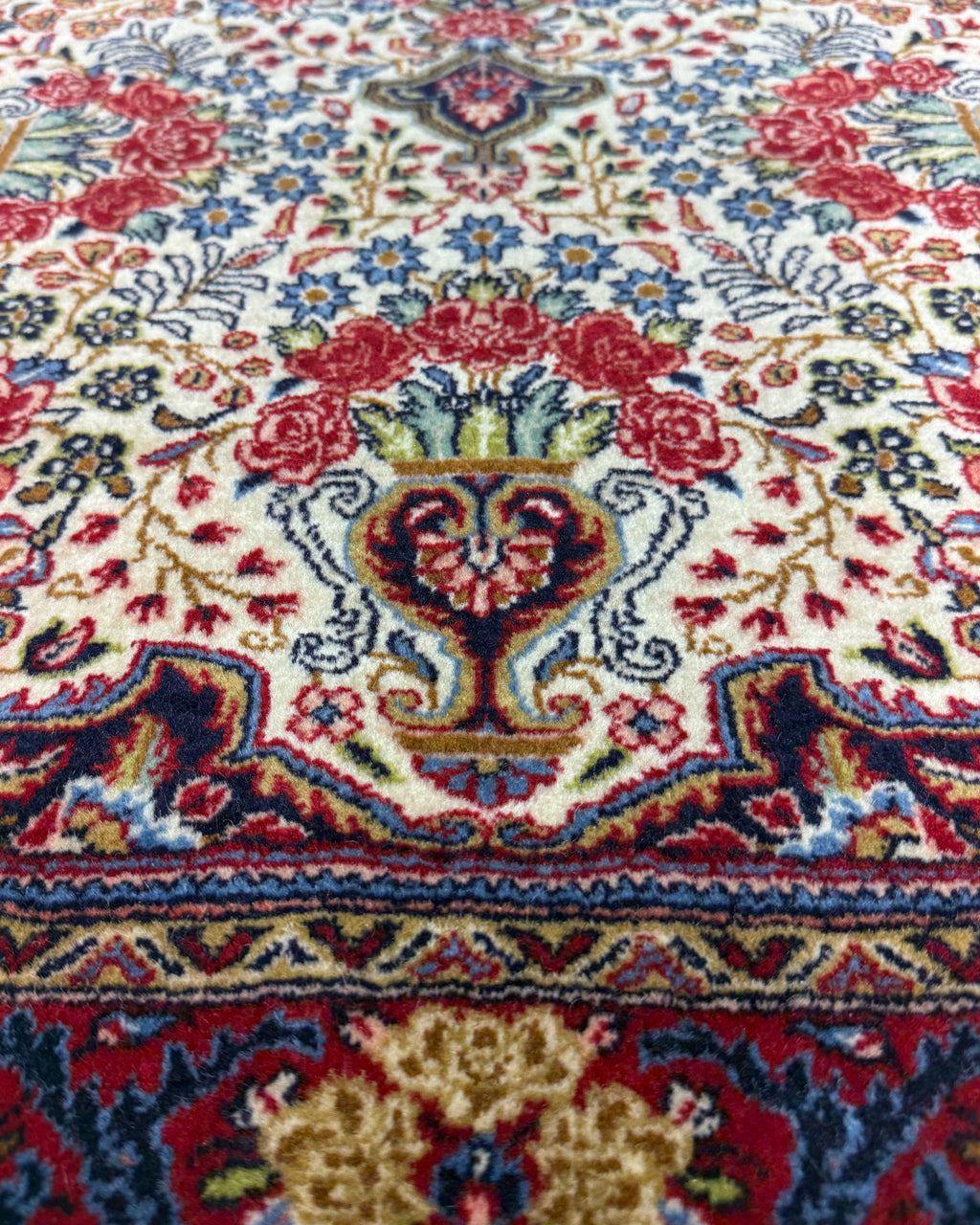 Tappeto persiano Giosan 157x107 cm crema e bordeaux con motivi floreali