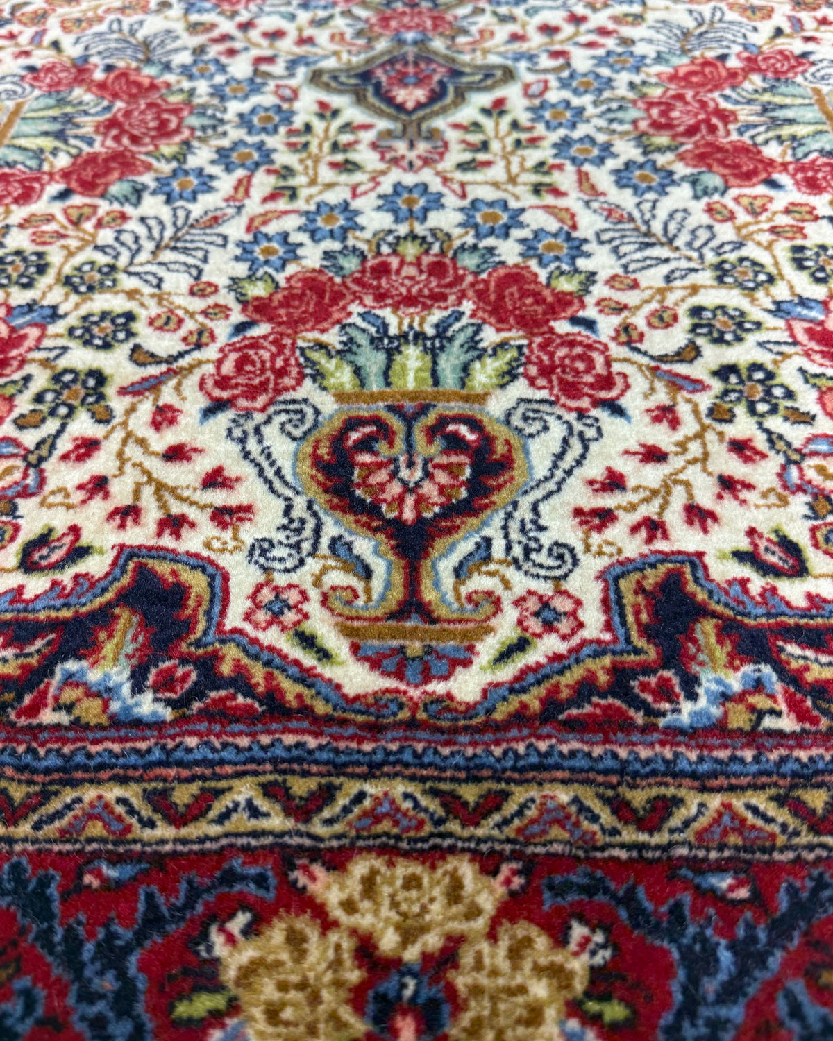 Tappeto persiano Giosan 157x107 cm crema e bordeaux con motivi floreali