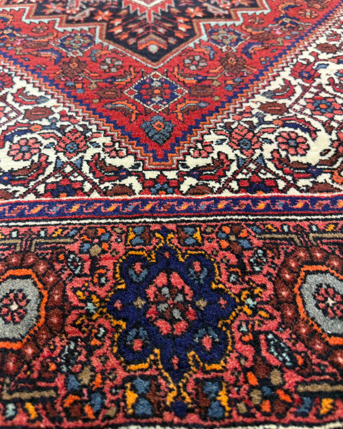 Tappeto persiano Goltogh 152x100 cm rosso e blu con medaglione geometrico