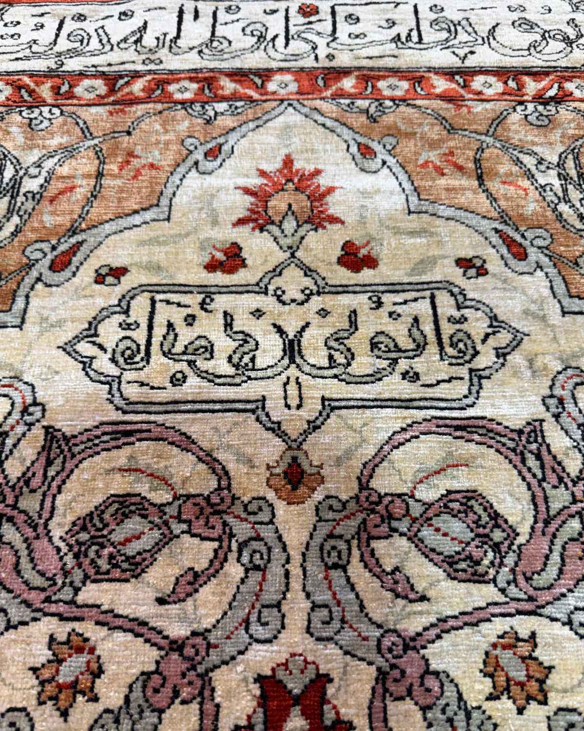 Tappeto Hereke in seta 126x81 cm avorio con motivi floreali
