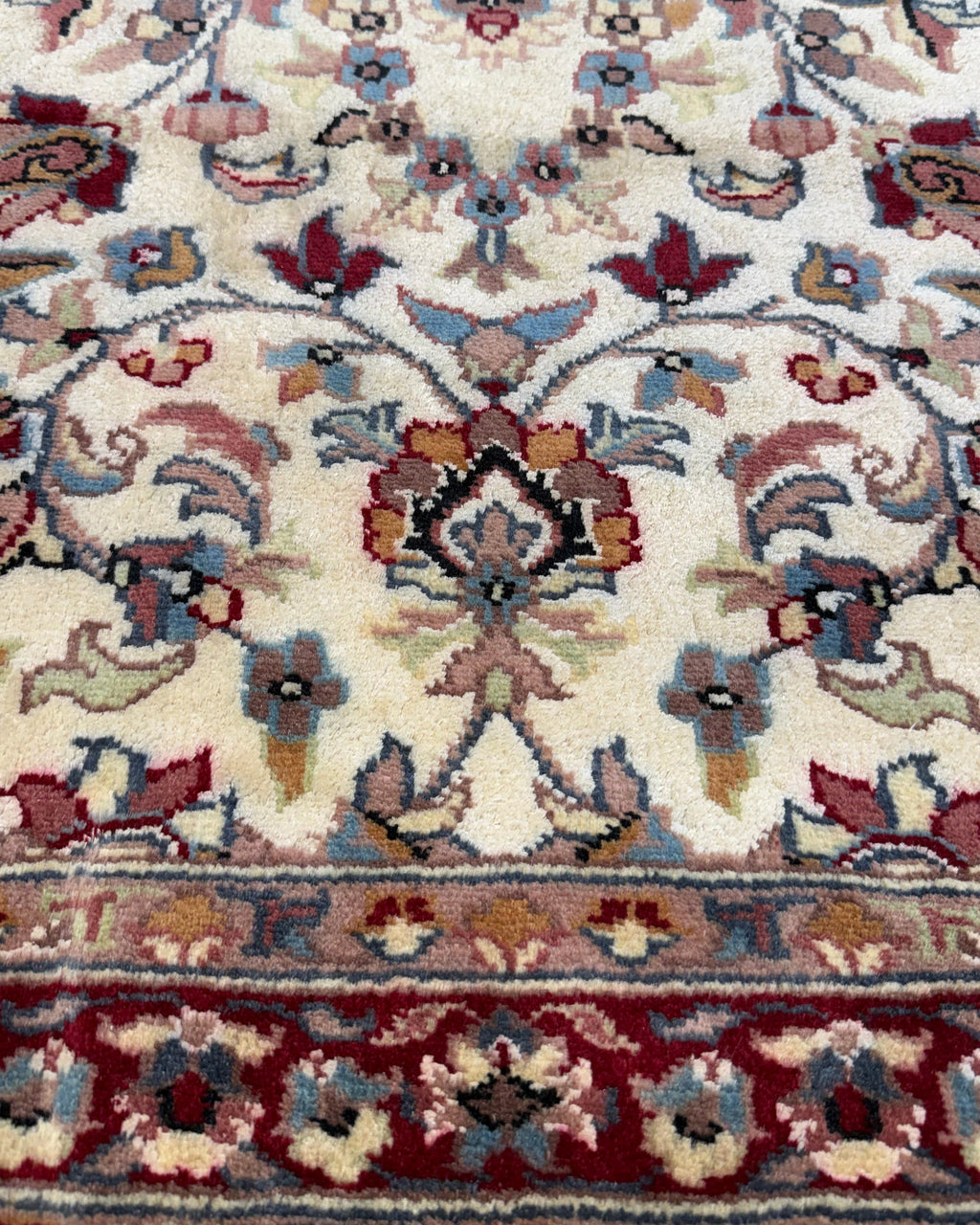 Tappeto Islamabad 156x93 cm avorio con medaglione e motivi floreali