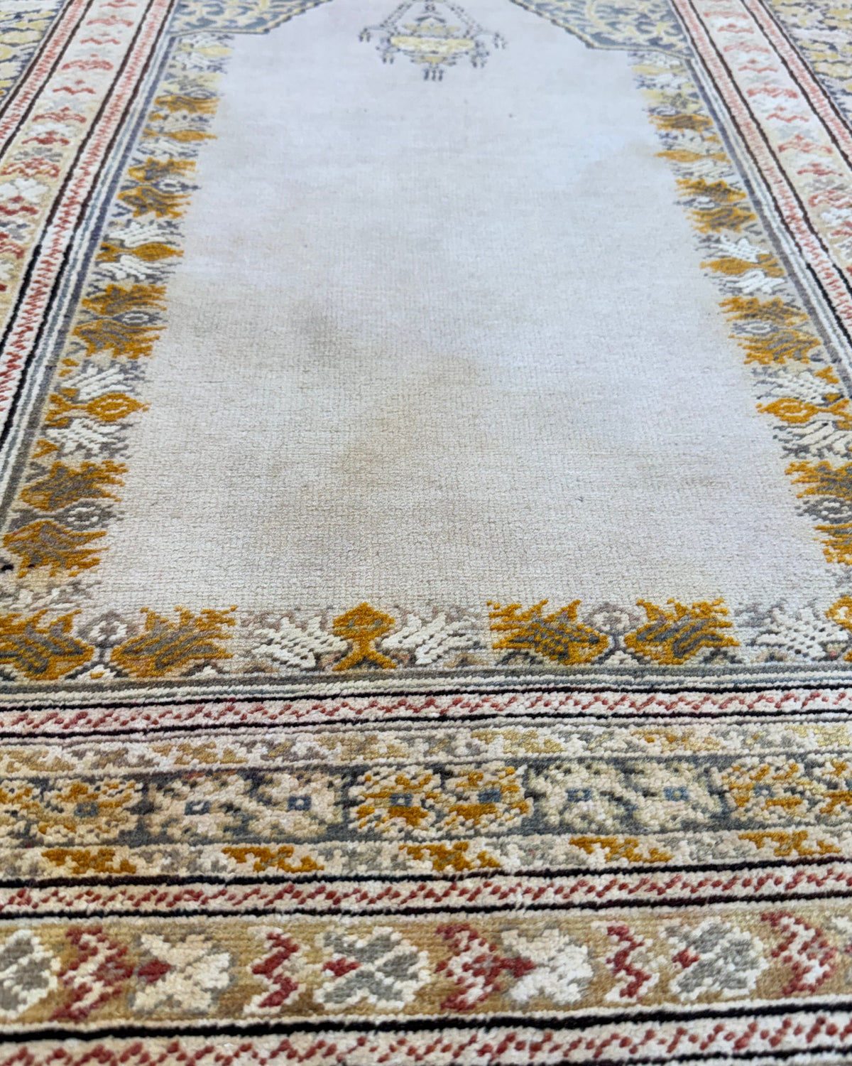 Tappeto Kaisery antico 141x106 cm beige e oro con disegno a nicchia