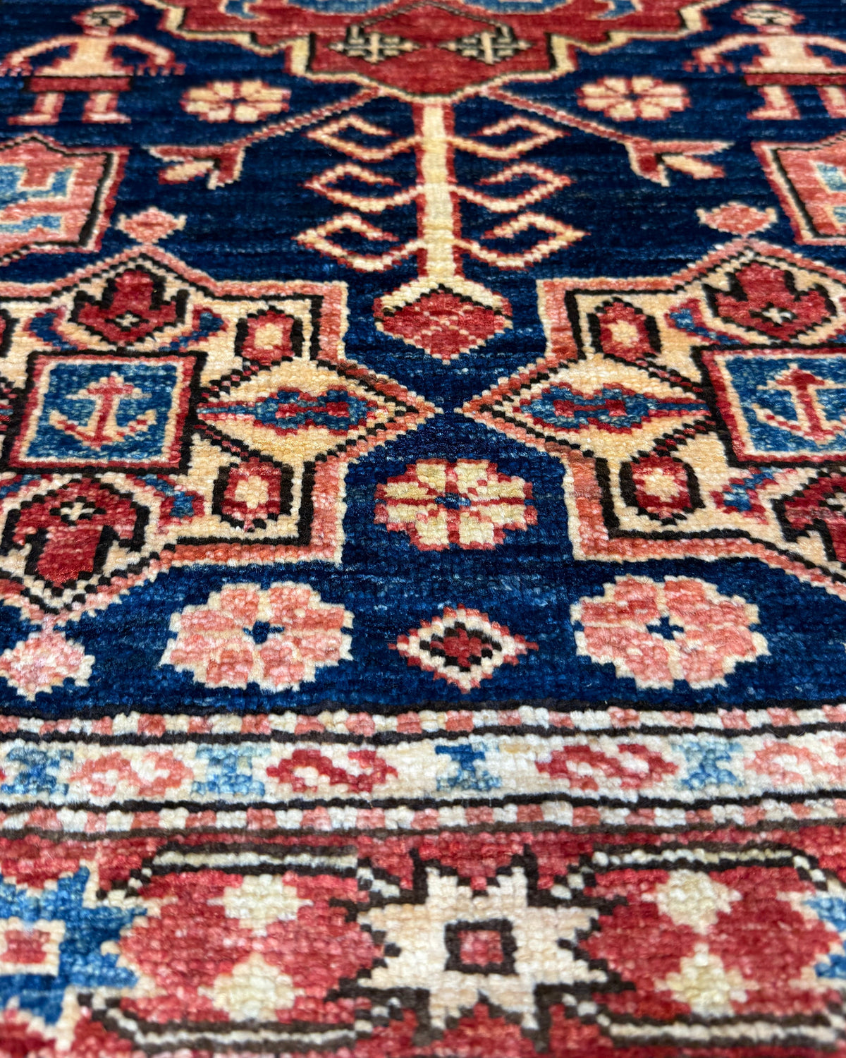 Tappeto Kazak 116x80 cm blu con medaglione geometrico rosso