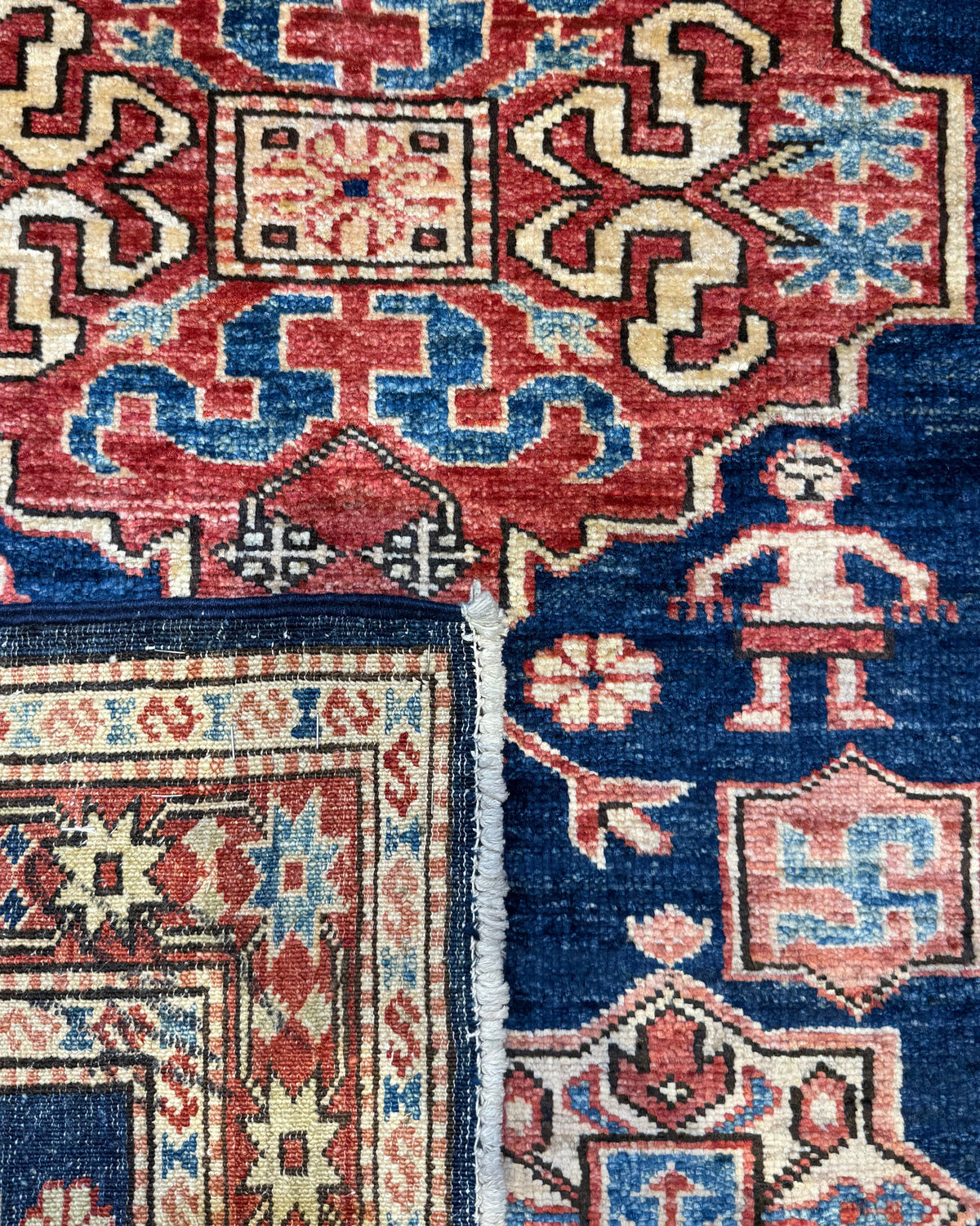 Tappeto Kazak 116x80 cm blu con medaglione geometrico rosso