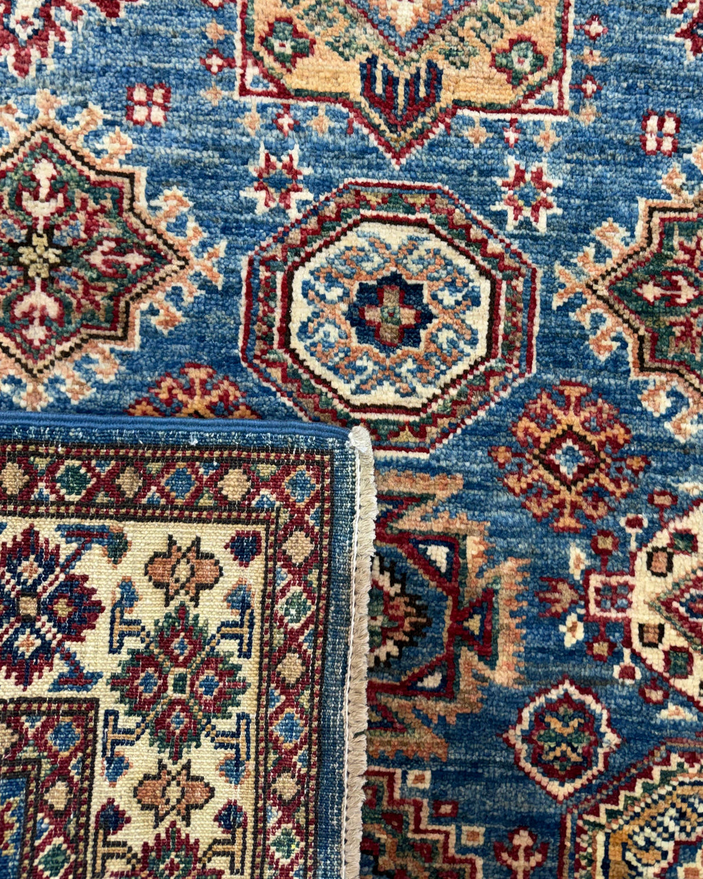 Tappeto Kazak 150x98 cm blu con medaglioni geometrici policromi