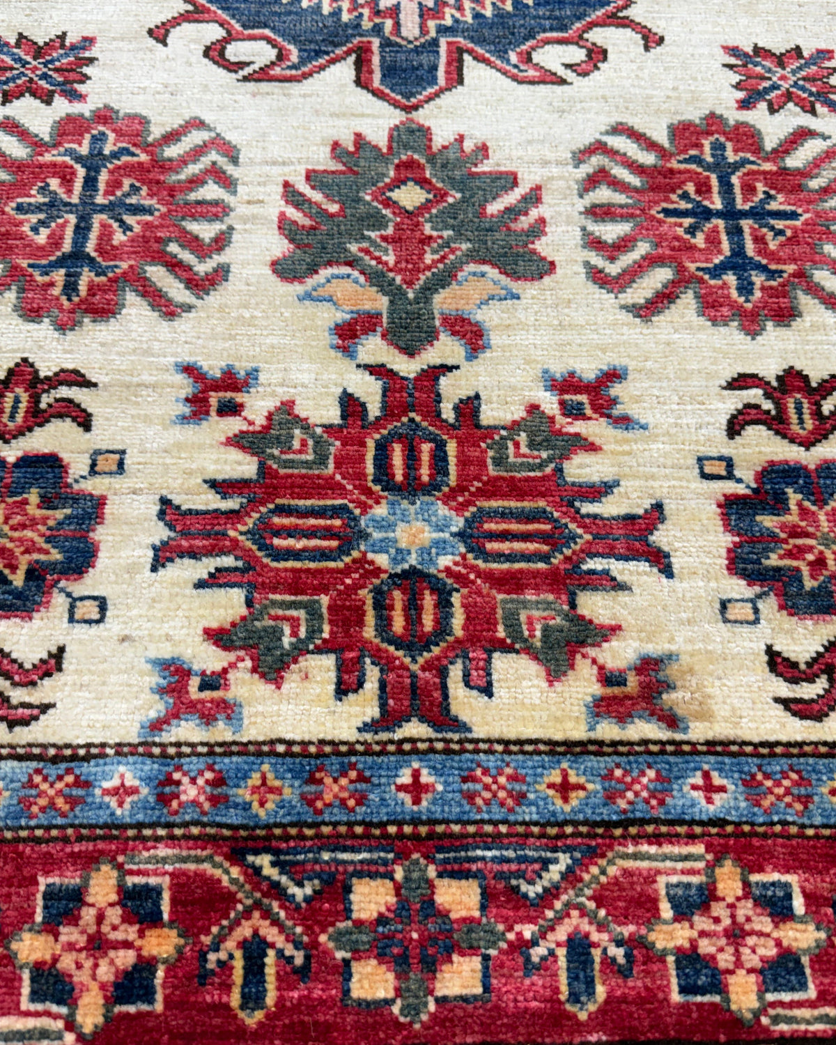 Tappeto Kazak 146x92 cm crema con medaglione geometrico blu