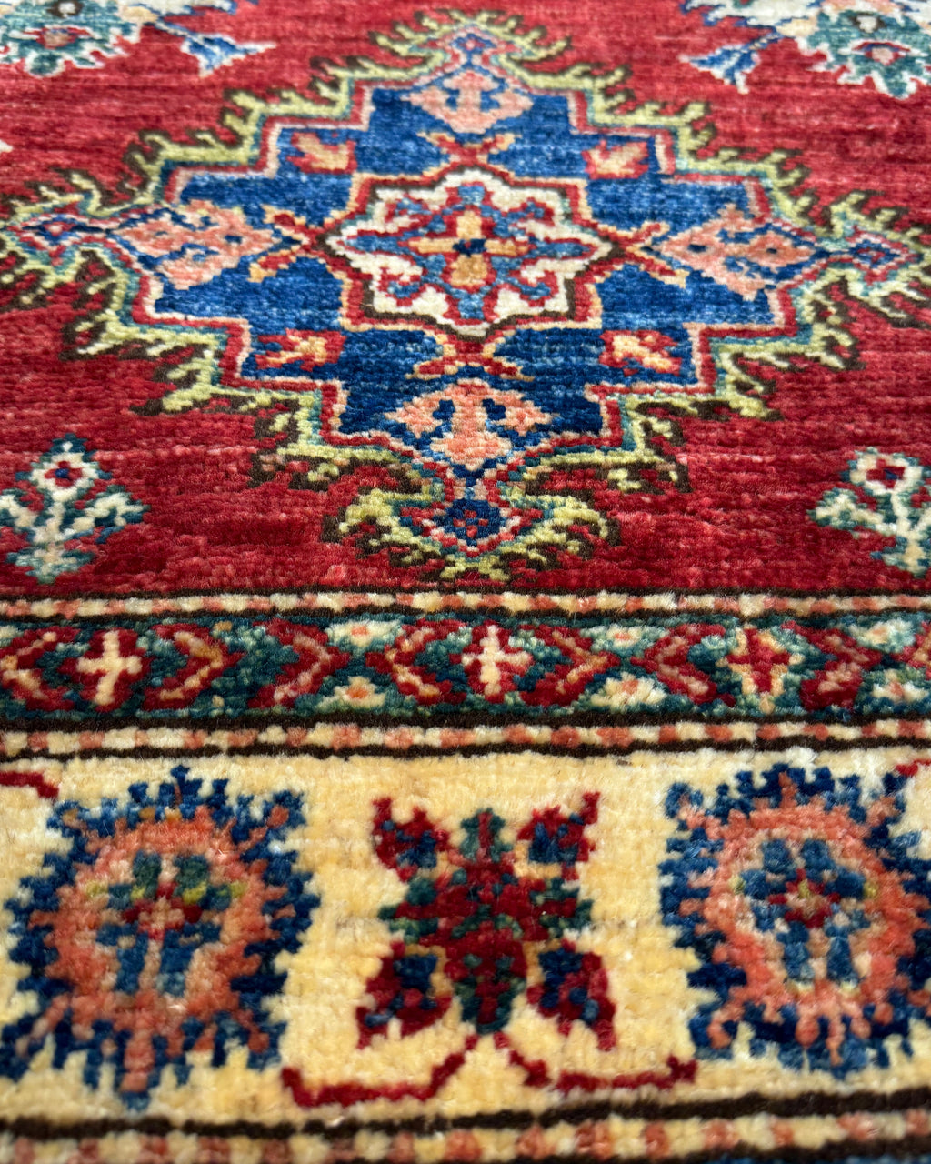 Tappeto Kazak 141x91 cm rosso con medaglioni geometrici policromi