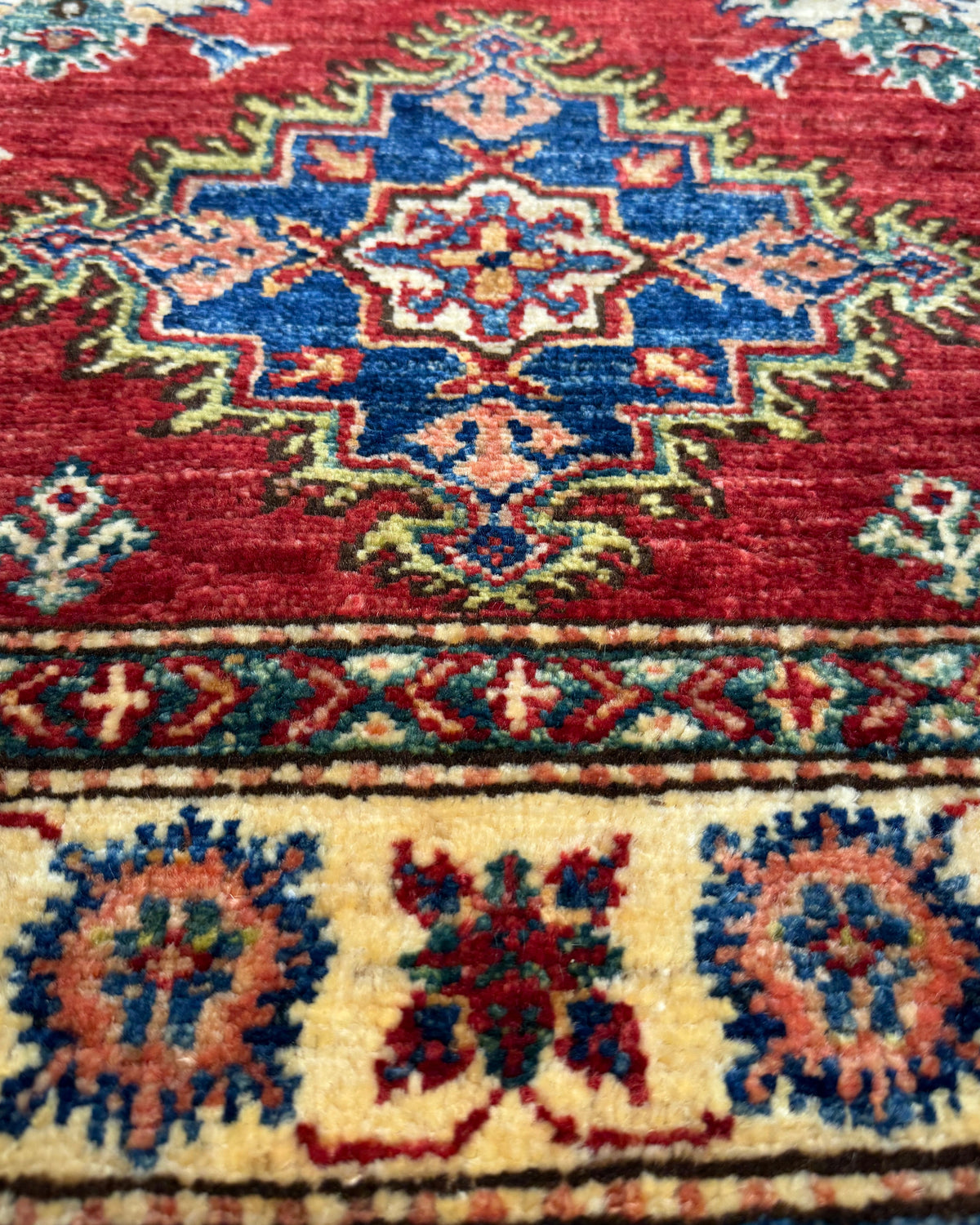 Tappeto Kazak 141x91 cm rosso con medaglioni geometrici policromi