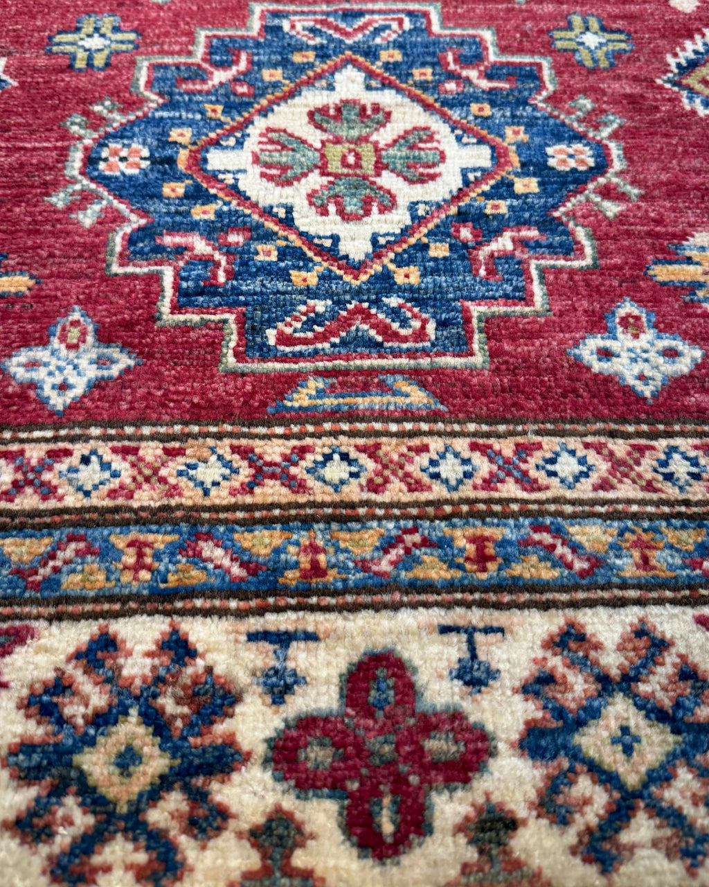 Tappeto Kazak 148x99 cm rosso con tre medaglioni geometrici