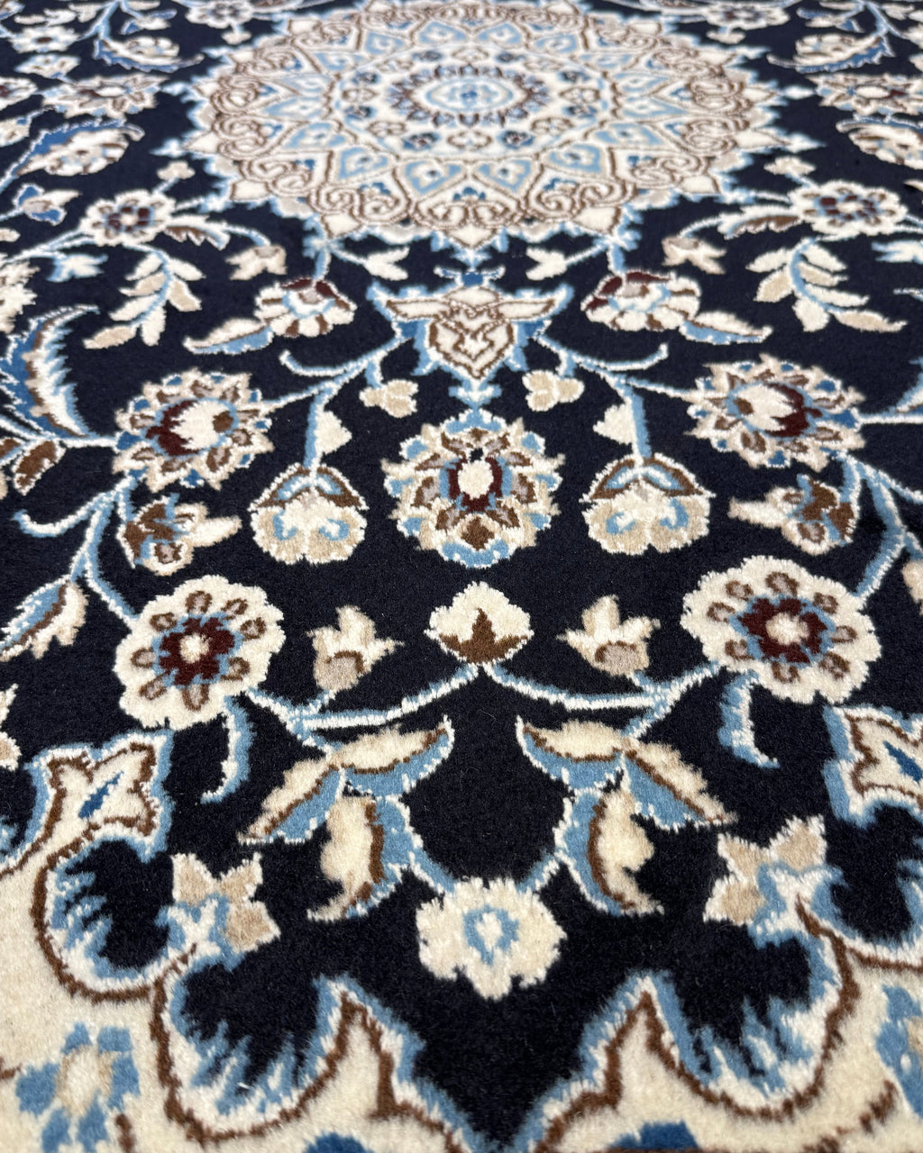 Tappeto persiano Nain misto seta 142x87 cm blu con medaglione
