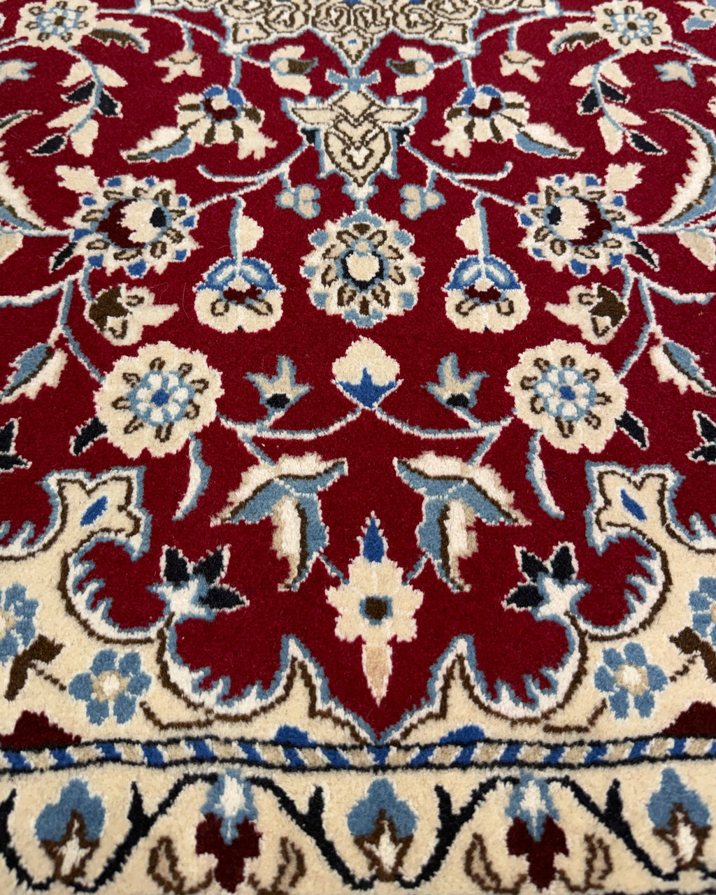 Tappeto persiano Nain 145x90 cm rosso con medaglione centrale