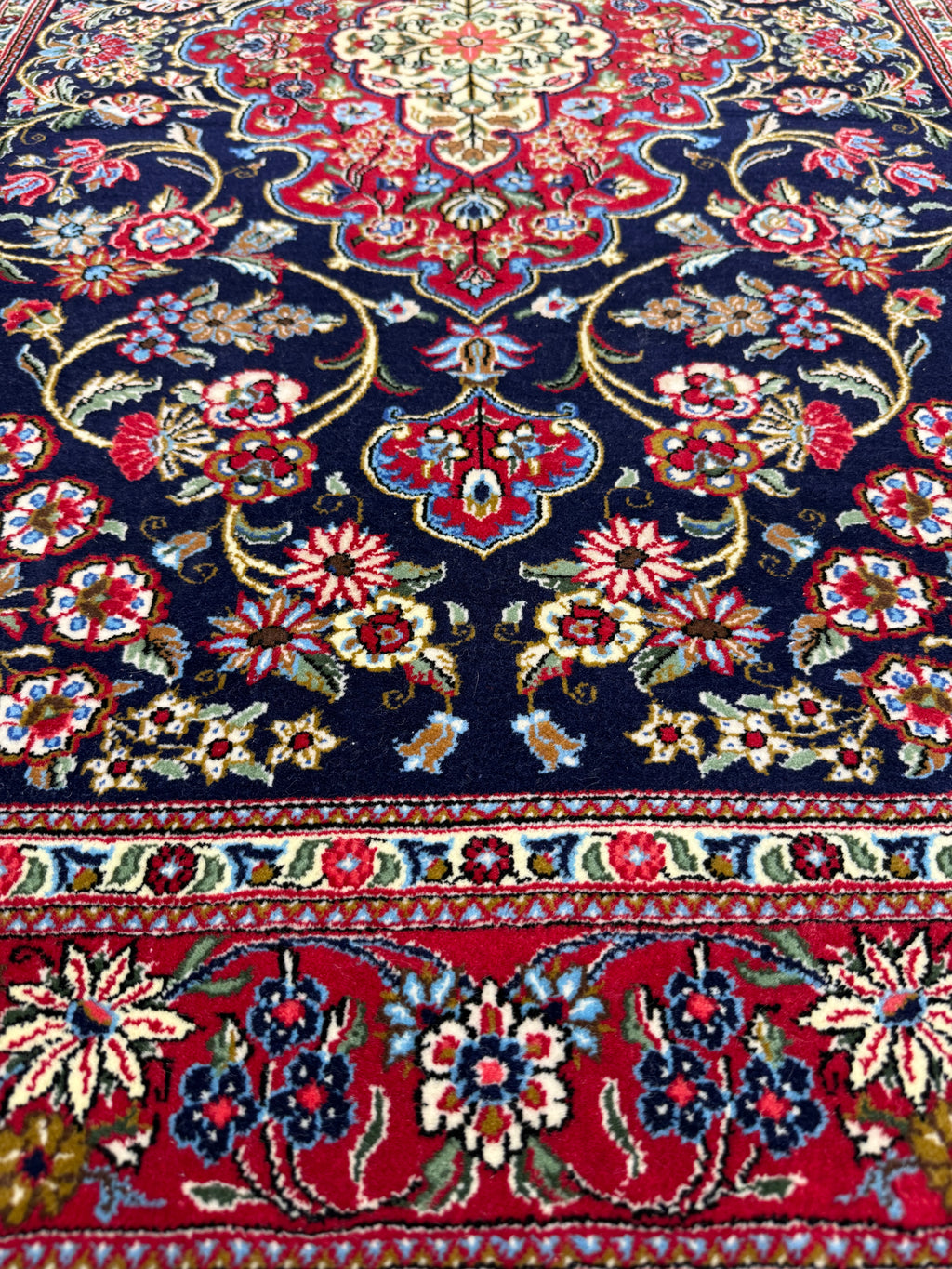 Tappeto persiano Qom Kork 150x106 cm rosso e blu con medaglione centrale