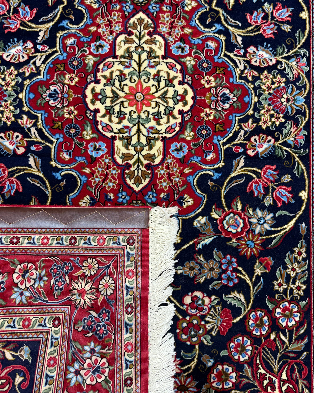 Tappeto persiano Qom Kork 150x106 cm rosso e blu con medaglione centrale