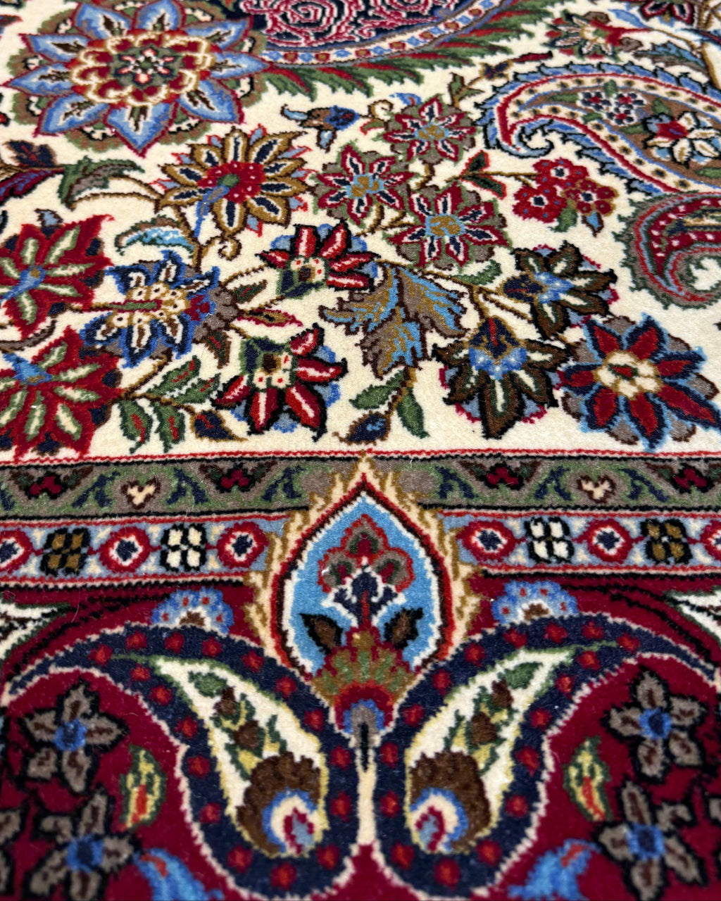 Tappeto persiano Qom Kork 158x107 cm crema e bordeaux con motivo boteh