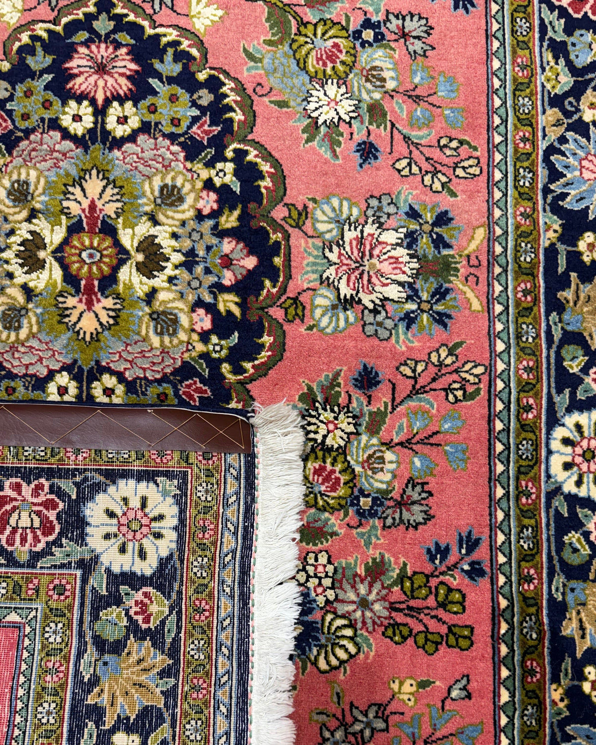 Tappeto persiano Qom Kork 157x103 cm rosa con medaglione floreale blu