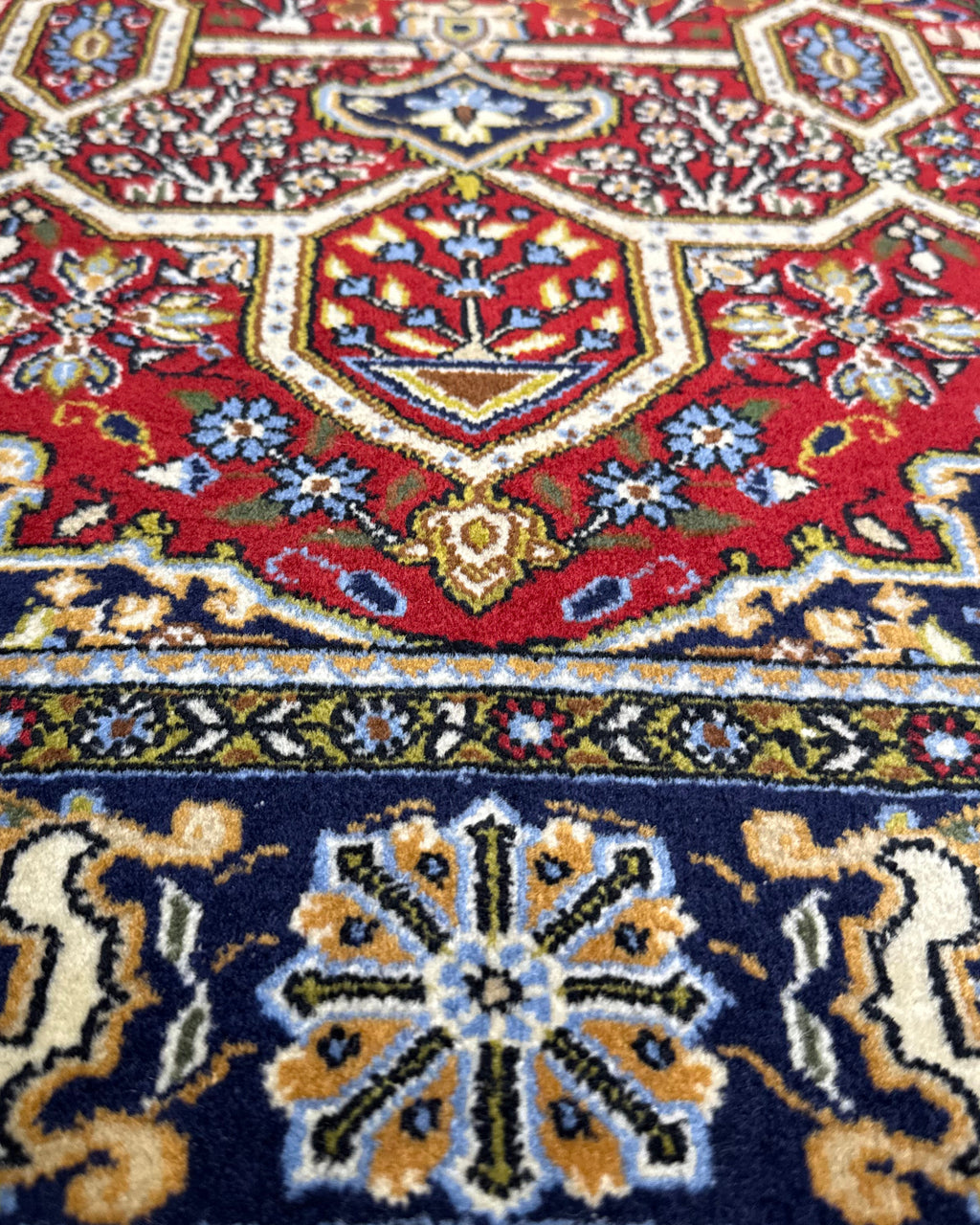 Tappeto persiano Qom 157x107 cm rosso con medaglione centrale blu