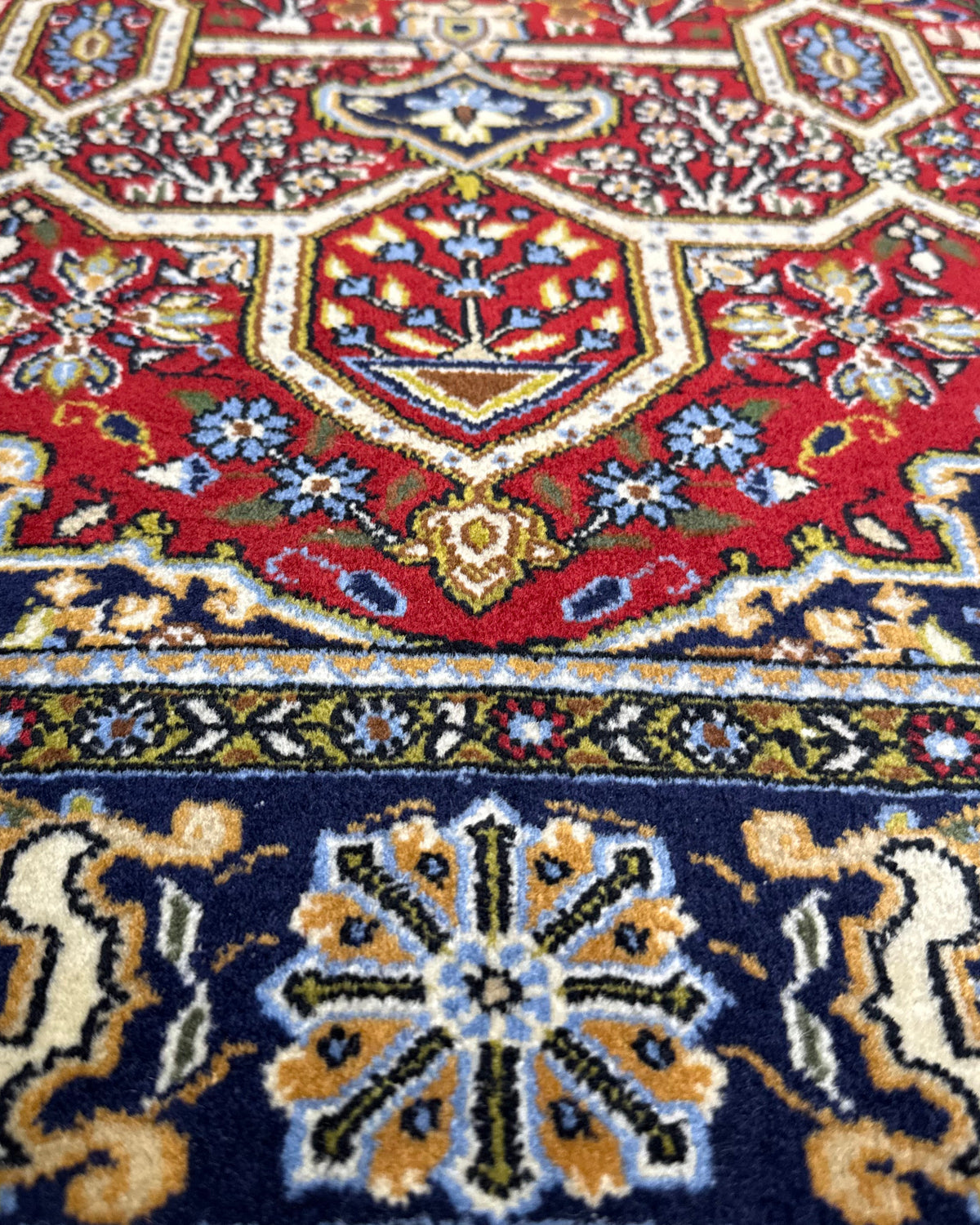 Tappeto persiano Qom 157x107 cm rosso con medaglione centrale blu