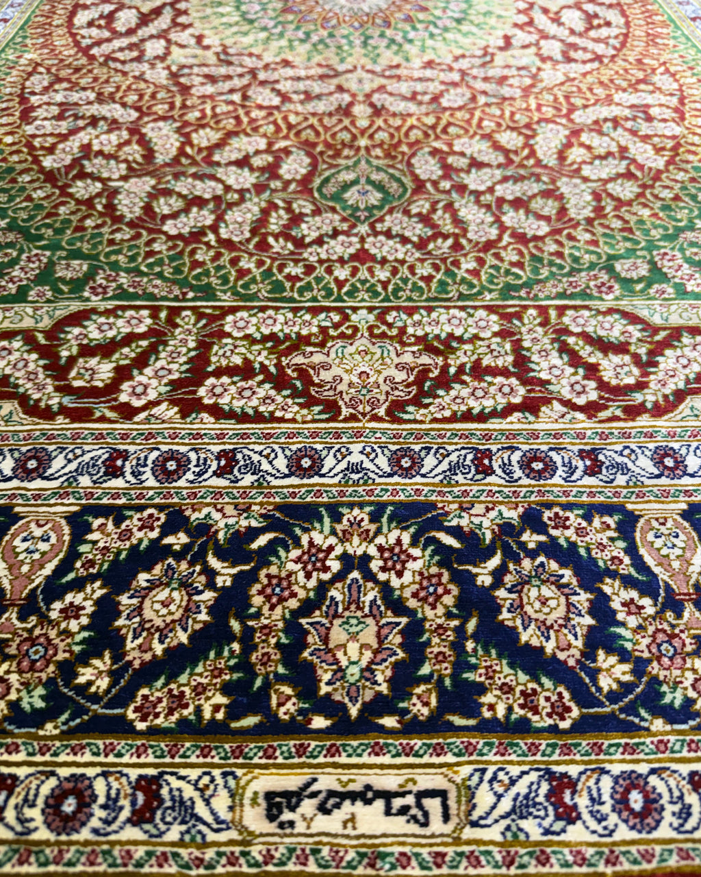 Tappeto persiano Qom in seta 150x98 cm verde e bordeaux con medaglione centrale