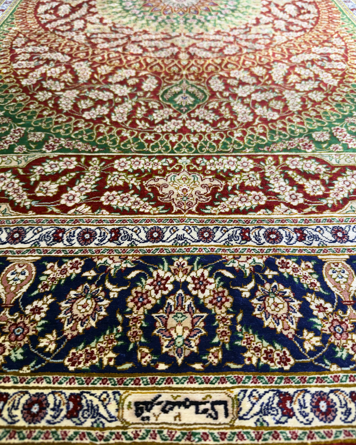 Tappeto persiano Qom in seta 150x98 cm verde e bordeaux con medaglione centrale