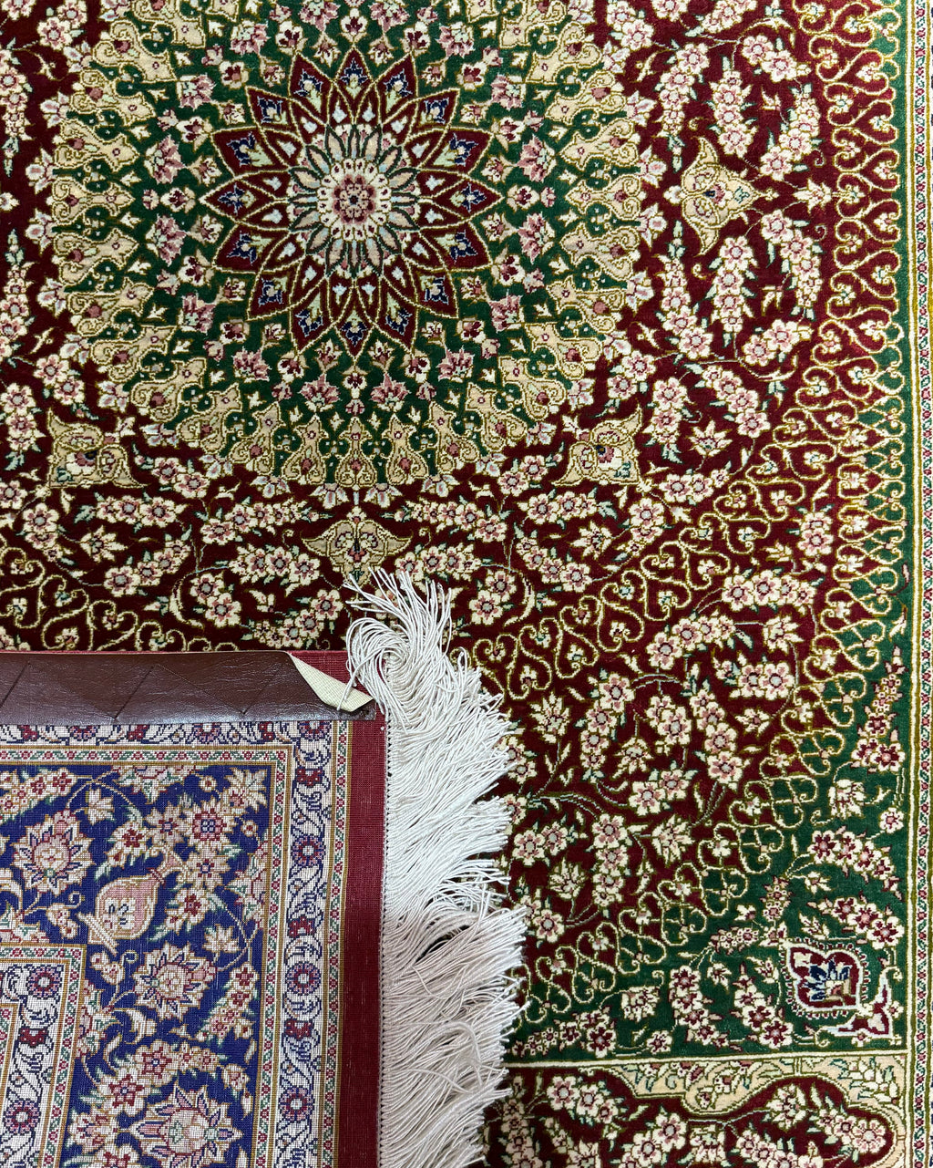 Tappeto persiano Qom in seta 150x98 cm verde e bordeaux con medaglione centrale