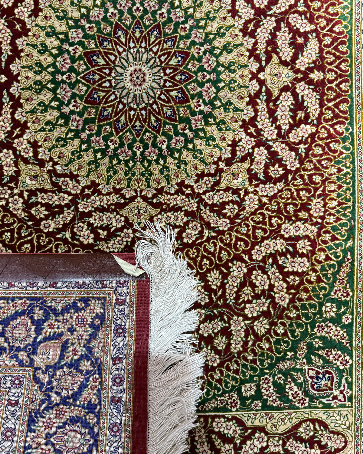Tappeto persiano Qom in seta 150x98 cm verde e bordeaux con medaglione centrale