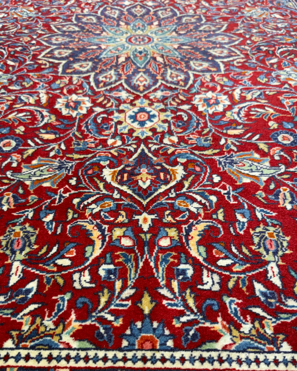 Tappeto persiano Saruk 158x101 cm rosso e blu con medaglione floreale