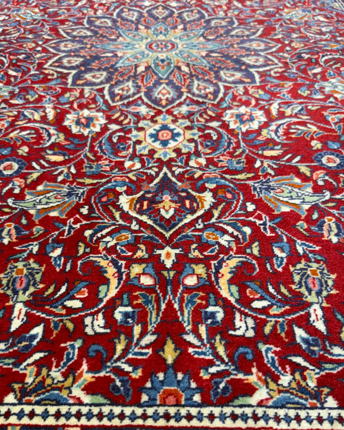 Tappeto persiano Saruk 158x101 cm rosso e blu con medaglione floreale