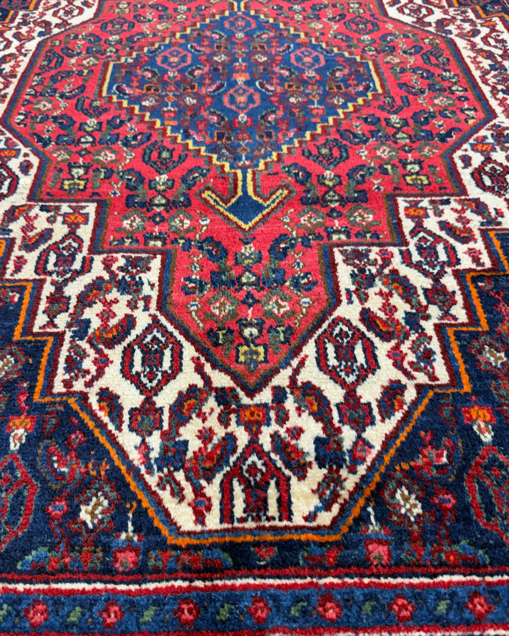 Tappeto persiano Senneh 155x118 cm rosso e blu con medaglione geometrico