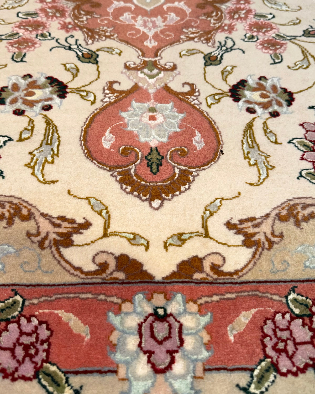Tappeto persiano Tabriz 60 Raj misto seta 118x77 cm avorio e rosa