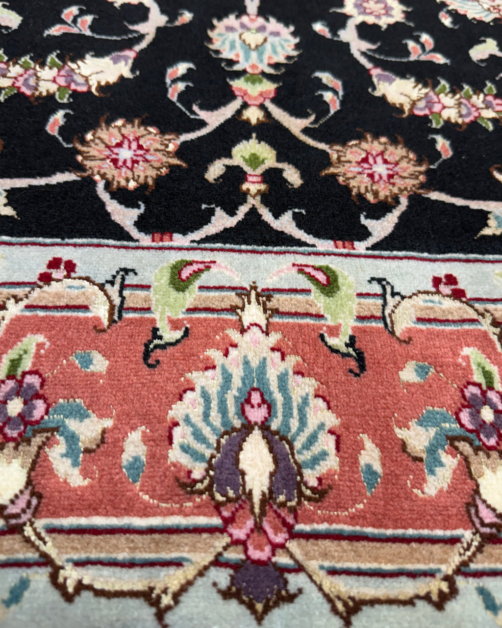 Tappeto persiano Tabriz 60 Raj misto seta 147x100 cm nero e salmone con motivi floreali