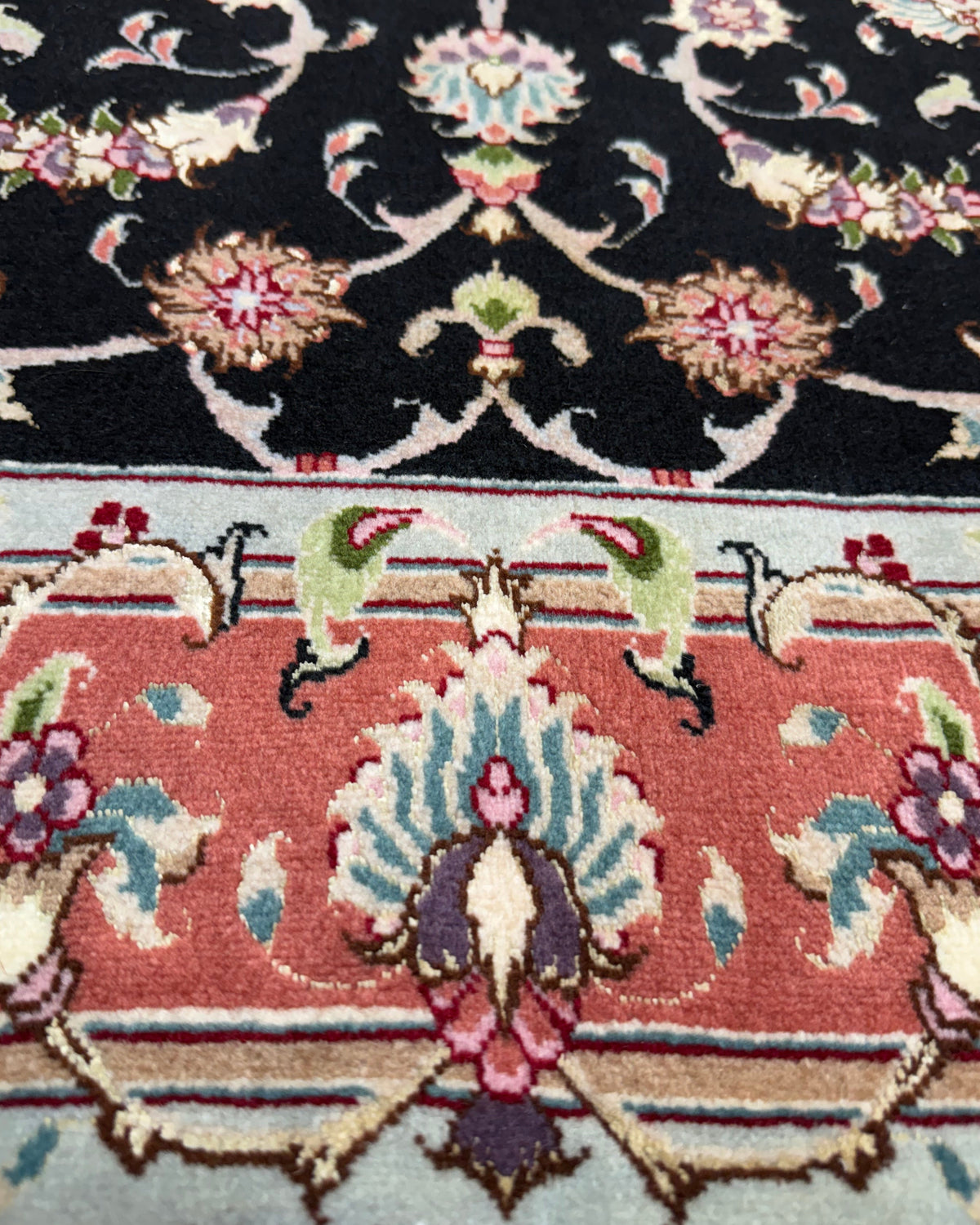 Tappeto persiano Tabriz 60 Raj misto seta 147x100 cm nero e salmone con motivi floreali
