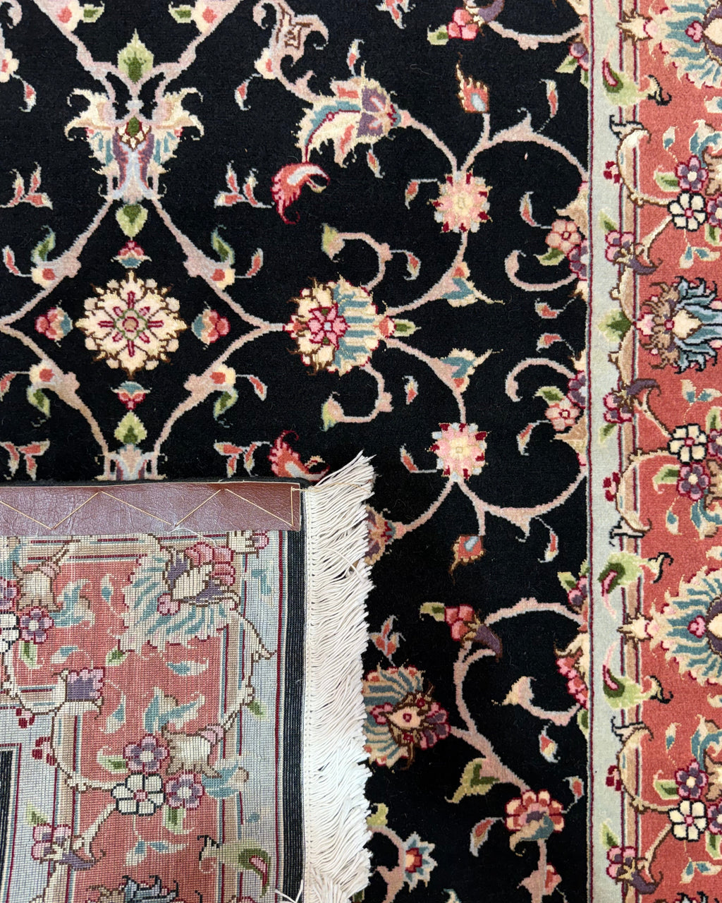 Tappeto persiano Tabriz 60 Raj misto seta 147x100 cm nero e salmone con motivi floreali