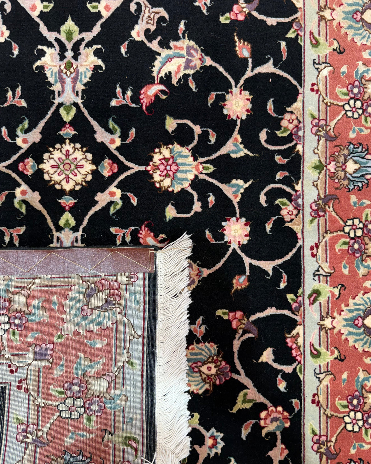 Tappeto persiano Tabriz 60 Raj misto seta 147x100 cm nero e salmone con motivi floreali